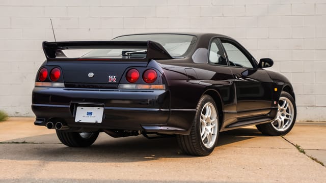 Nissan skyline r33 sedan