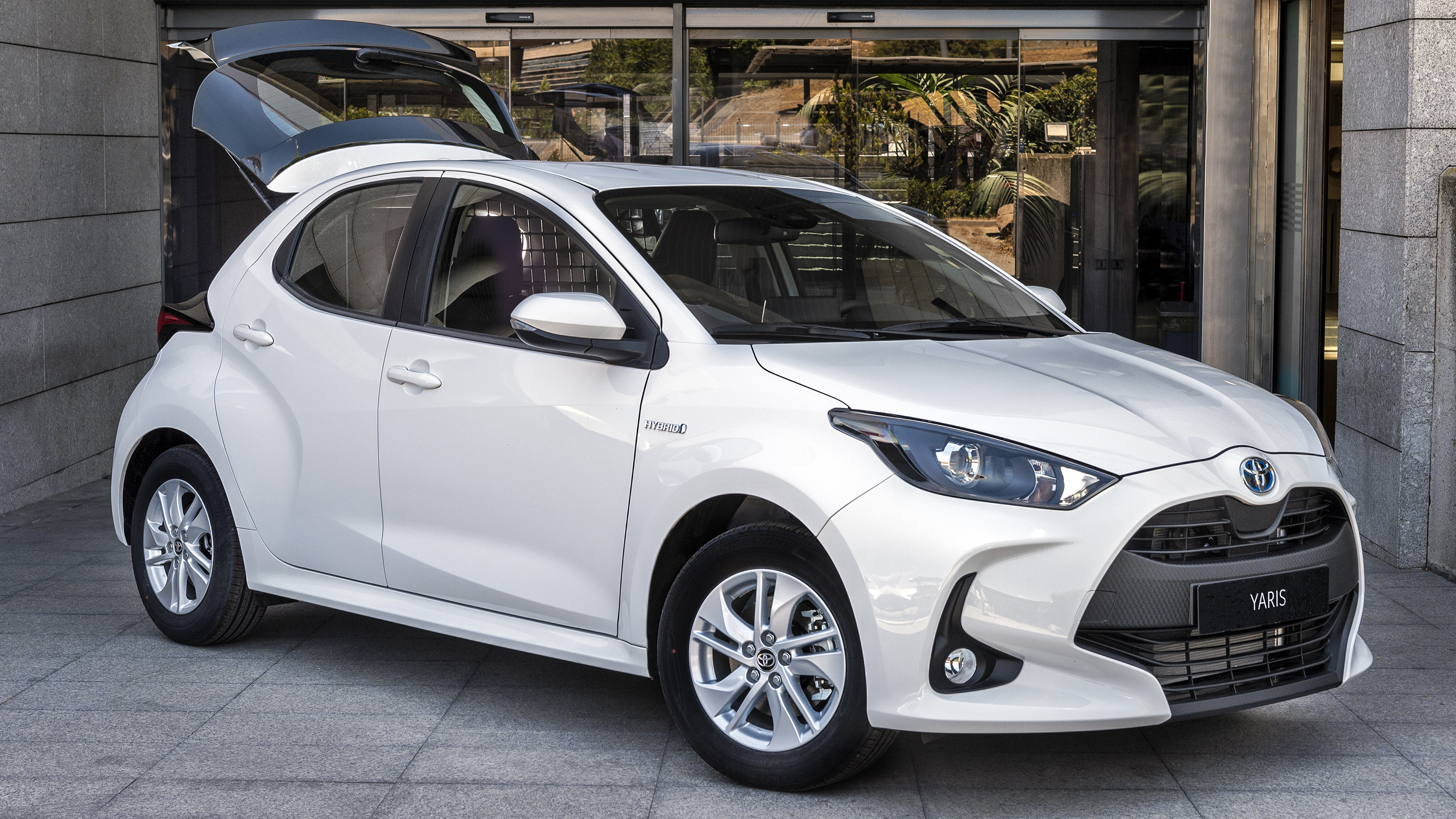 toyota yaris 2022 white back