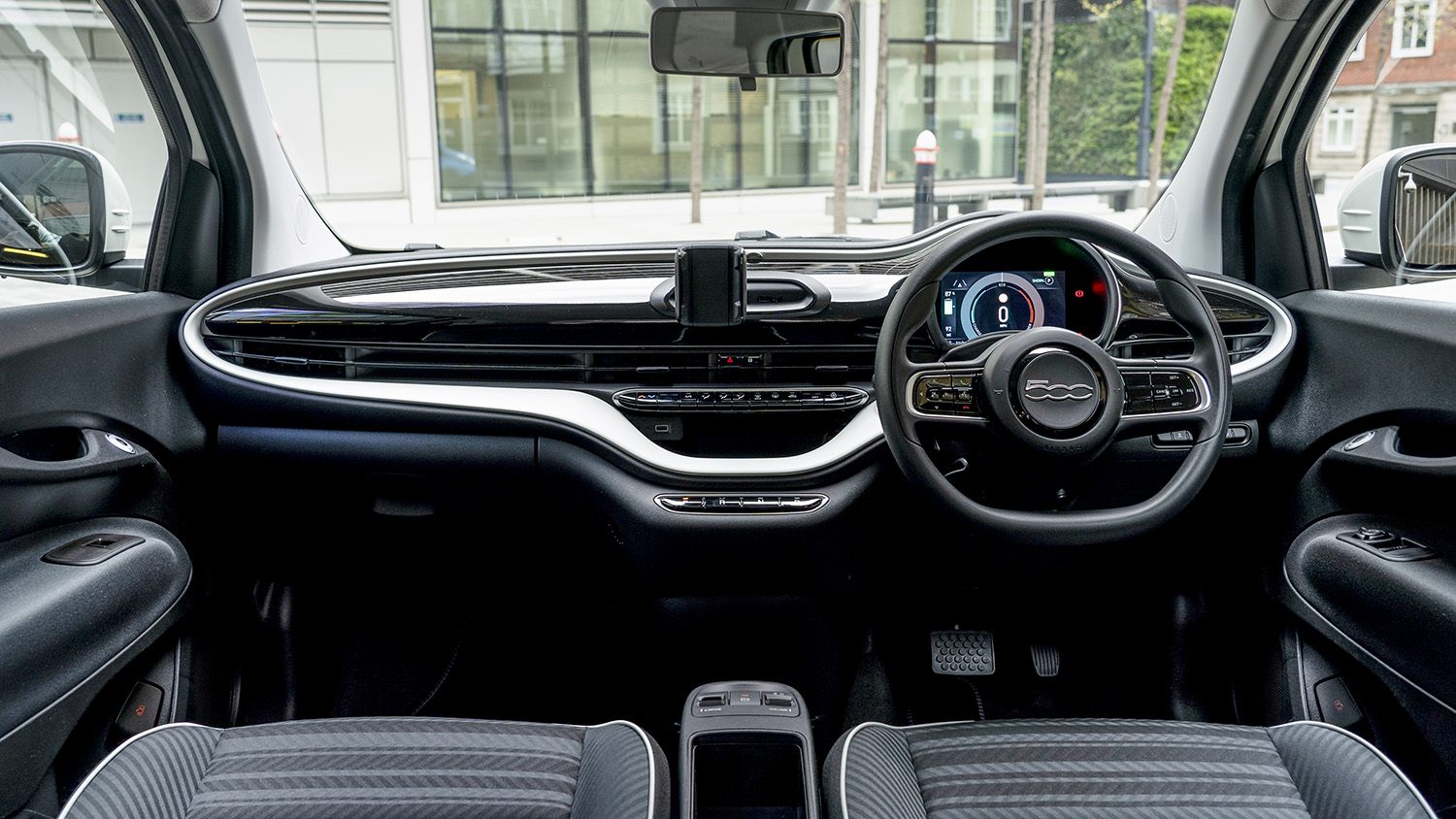 Fiat 500 electric shop action