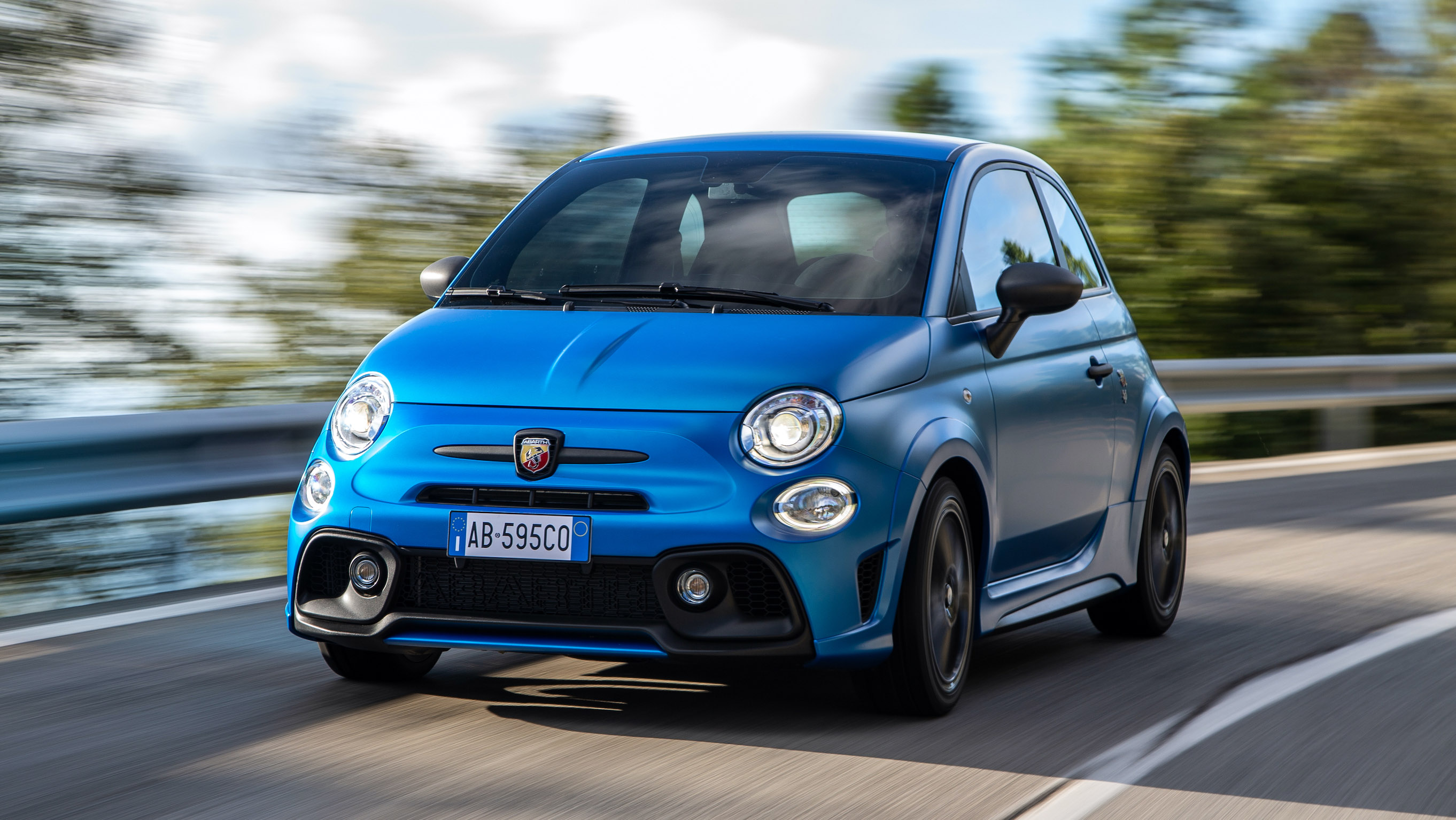 ei Ga naar het circuit Verouderd Abarth 595 Review 2023 | Top Gear