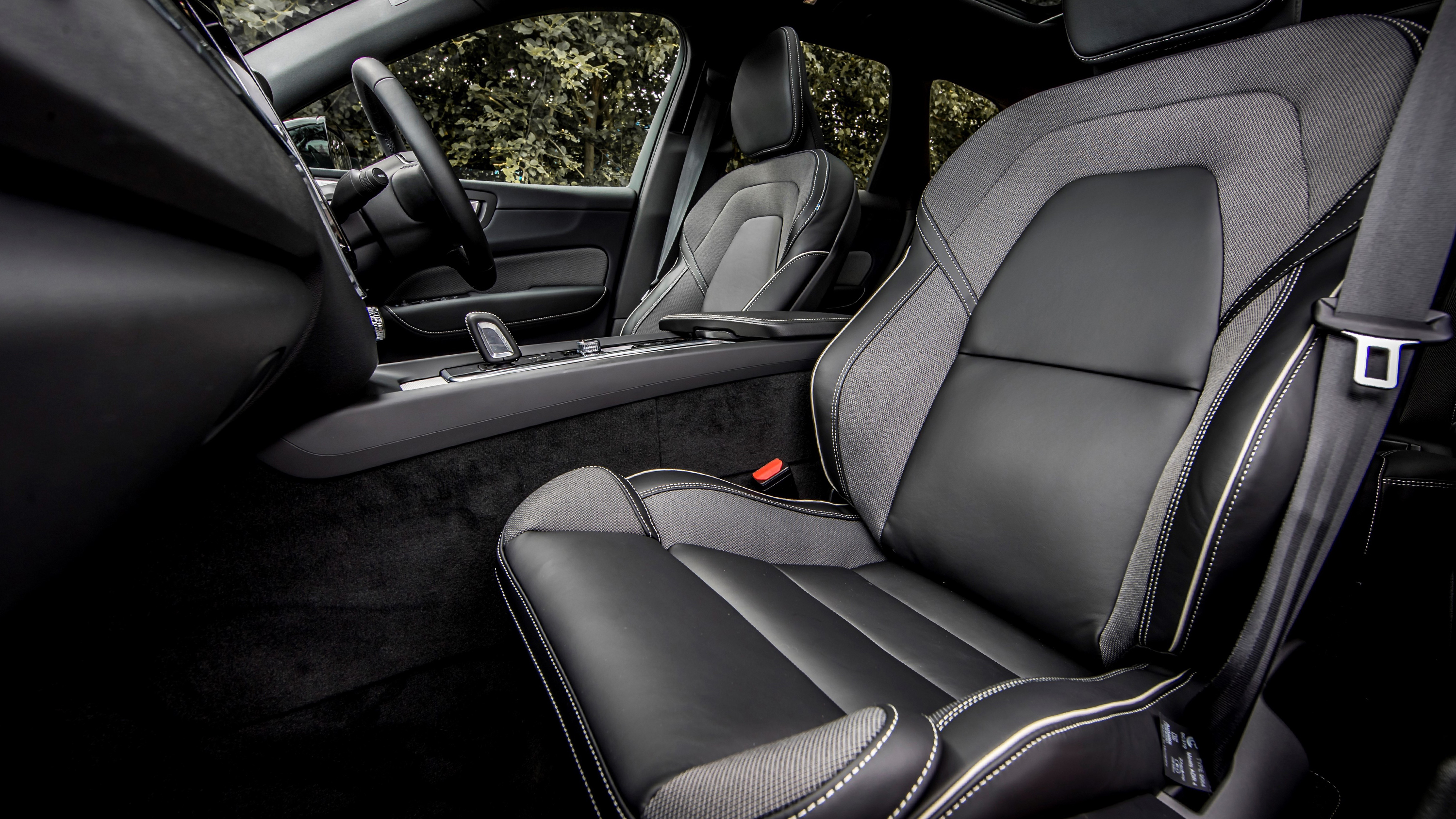 Volvo XC60 Recharge front seats