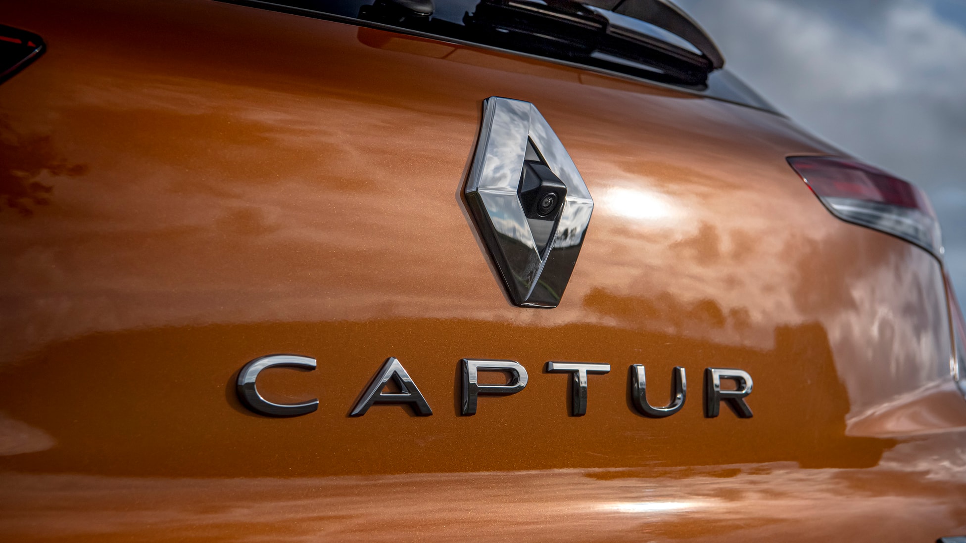 Renault Captur Hybrid review: does it work without a plug? Reviews 2026 ...