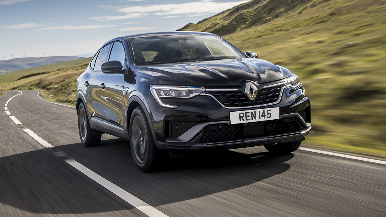 Renault Arkana front three quarters dynamic