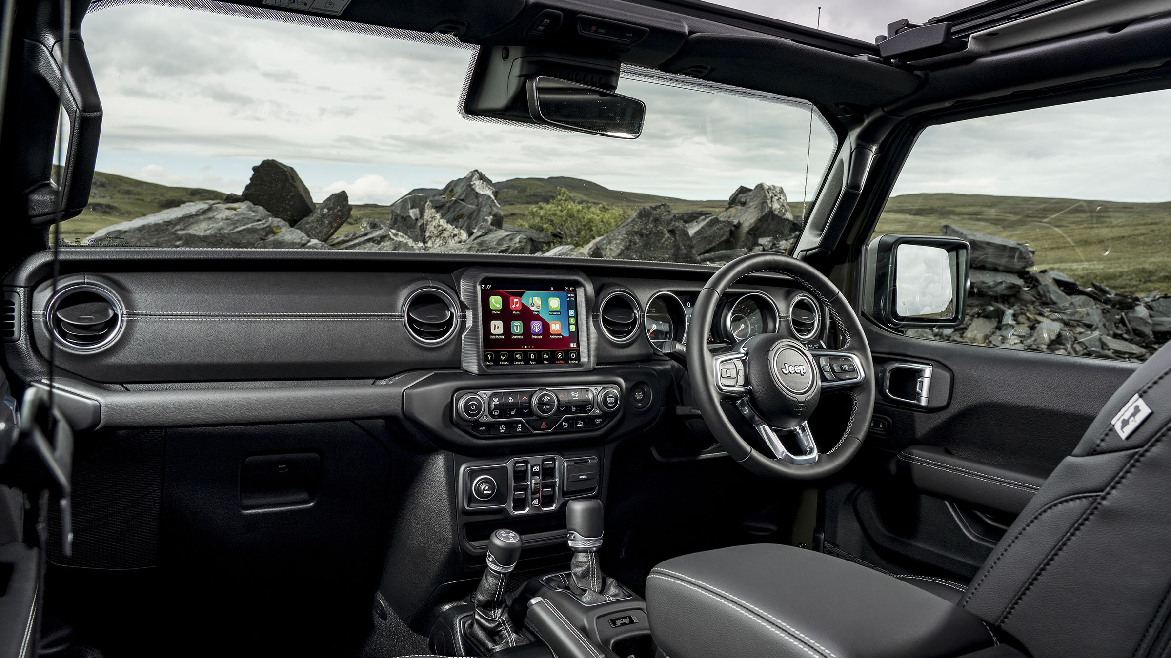 Jeep Wrangler Interior Layout & Technology | Top Gear