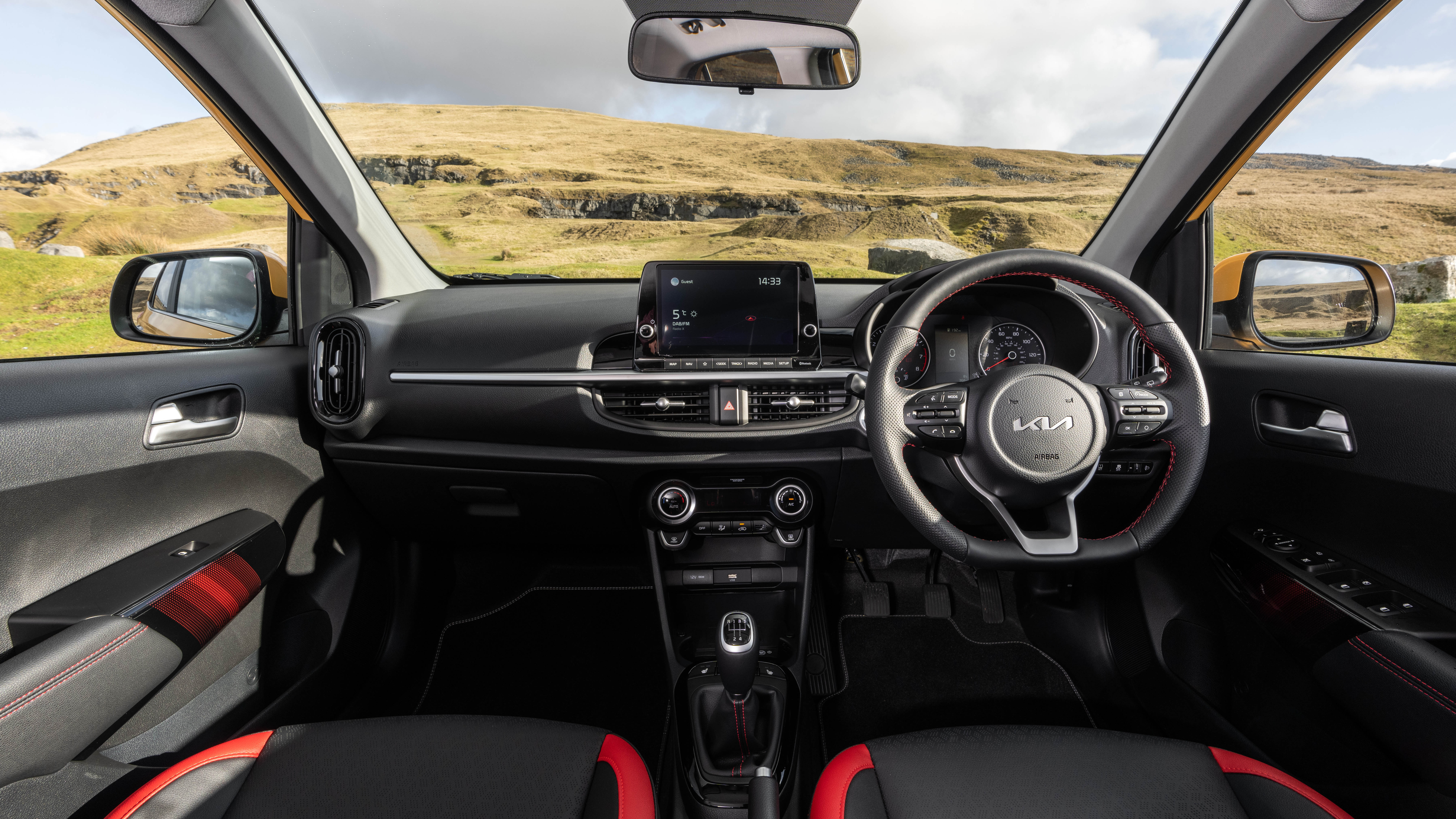 skepsis frø Polar Kia Picanto Interior Layout & Technology | Top Gear