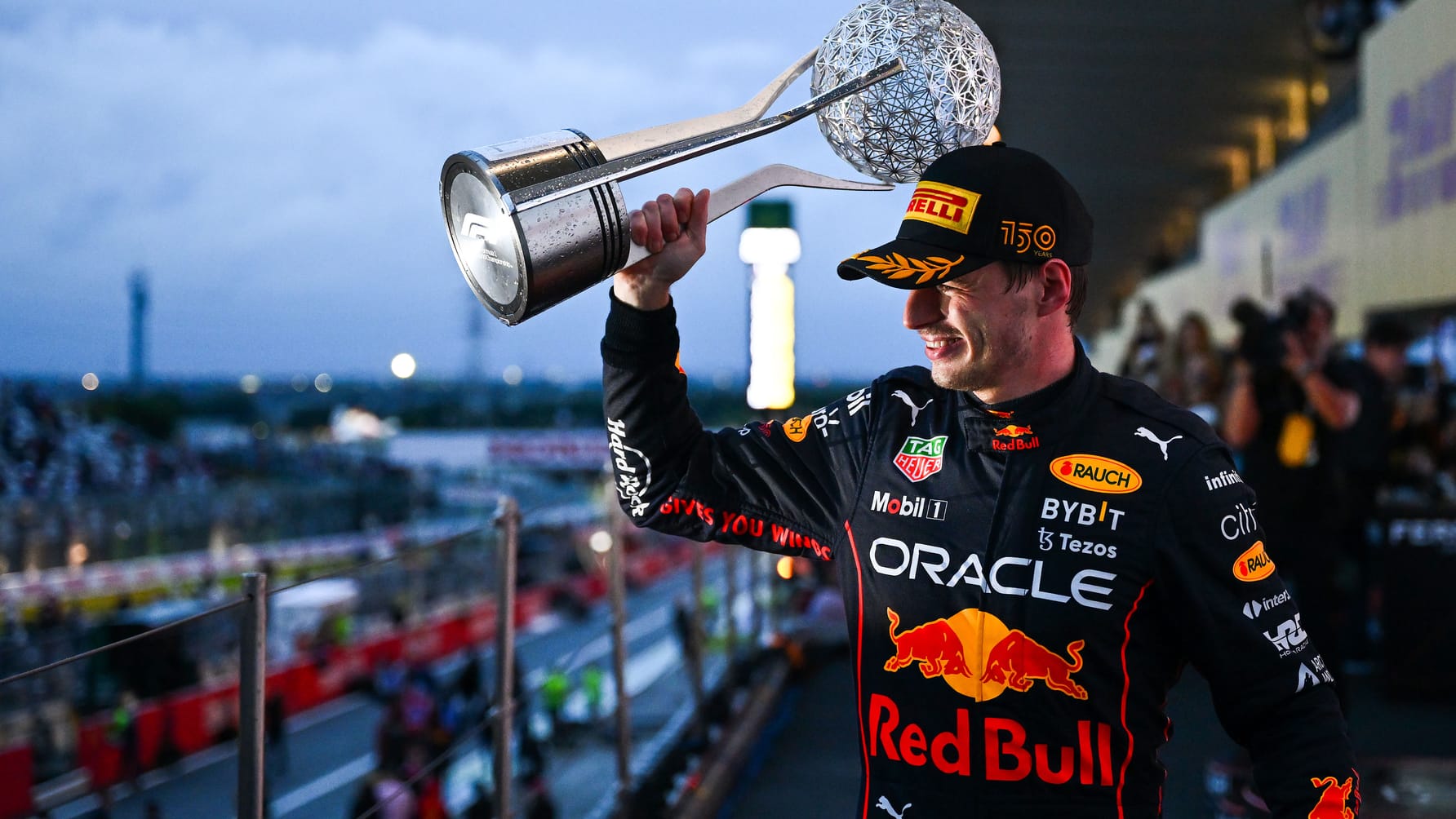 Max Verstappen alzando su trofeo como campeón del mundo en el podio de Japón 2022