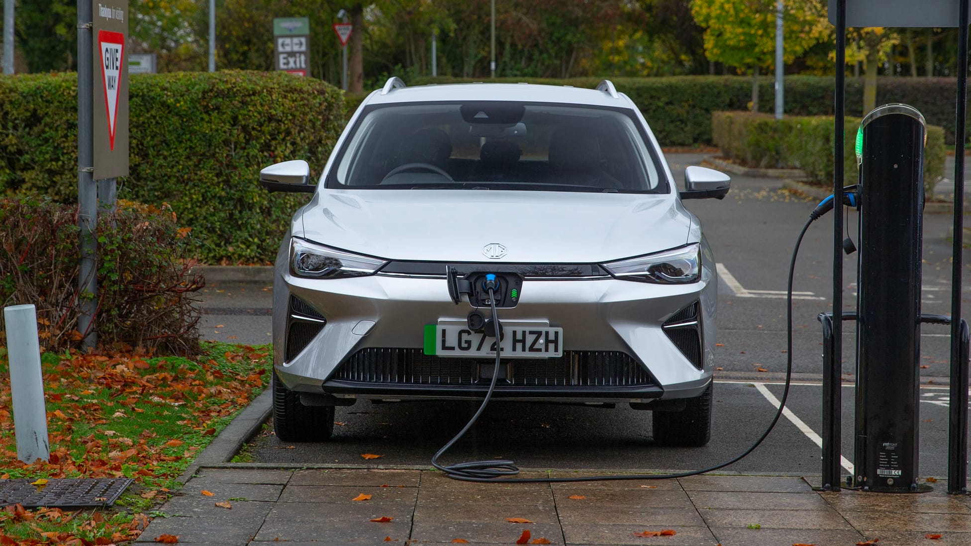 MG Motor UK 5 EV Interior Layout & Technology | Top Gear