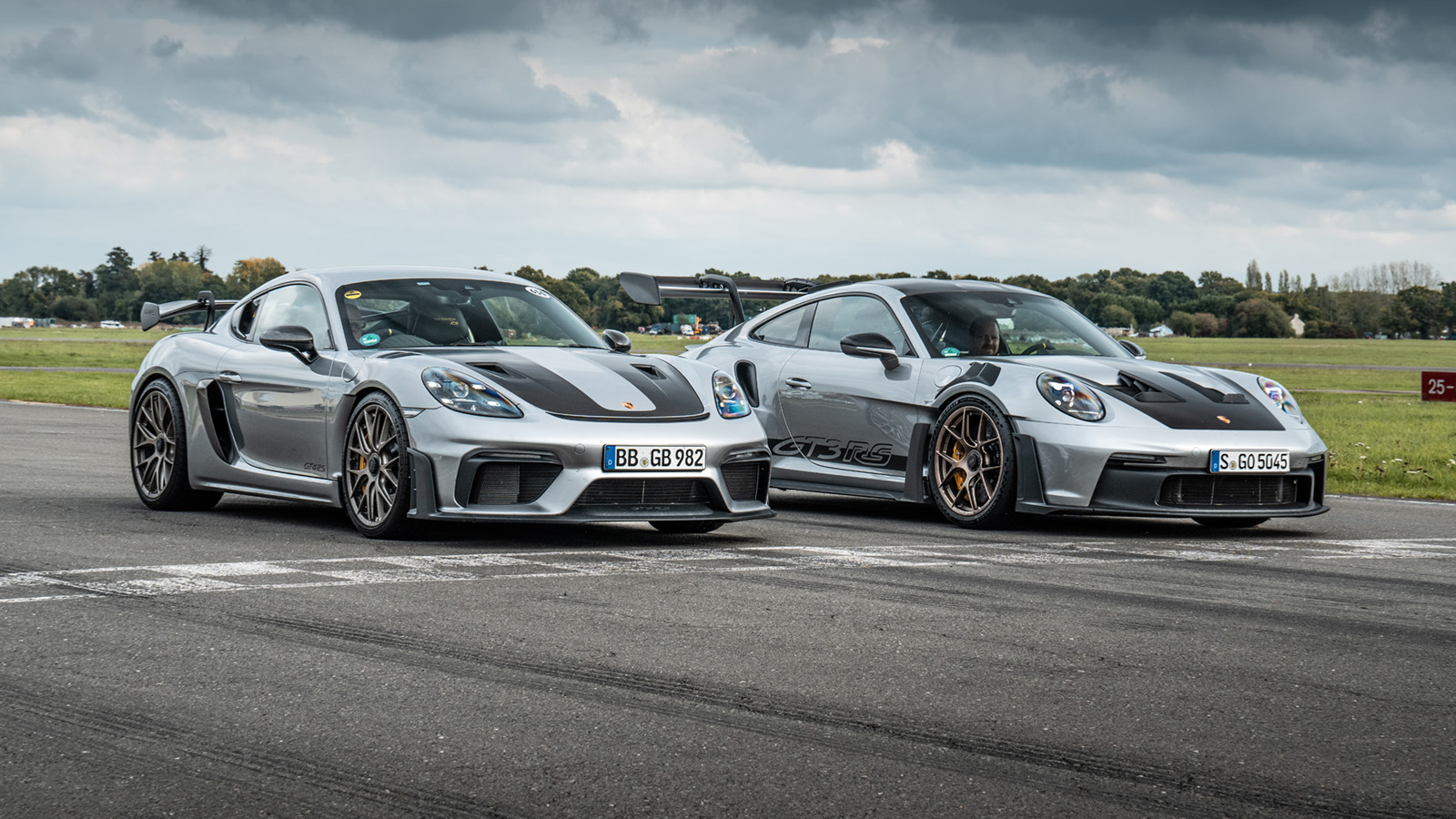 Porsche GT3 RS and GT4 RS on the start line