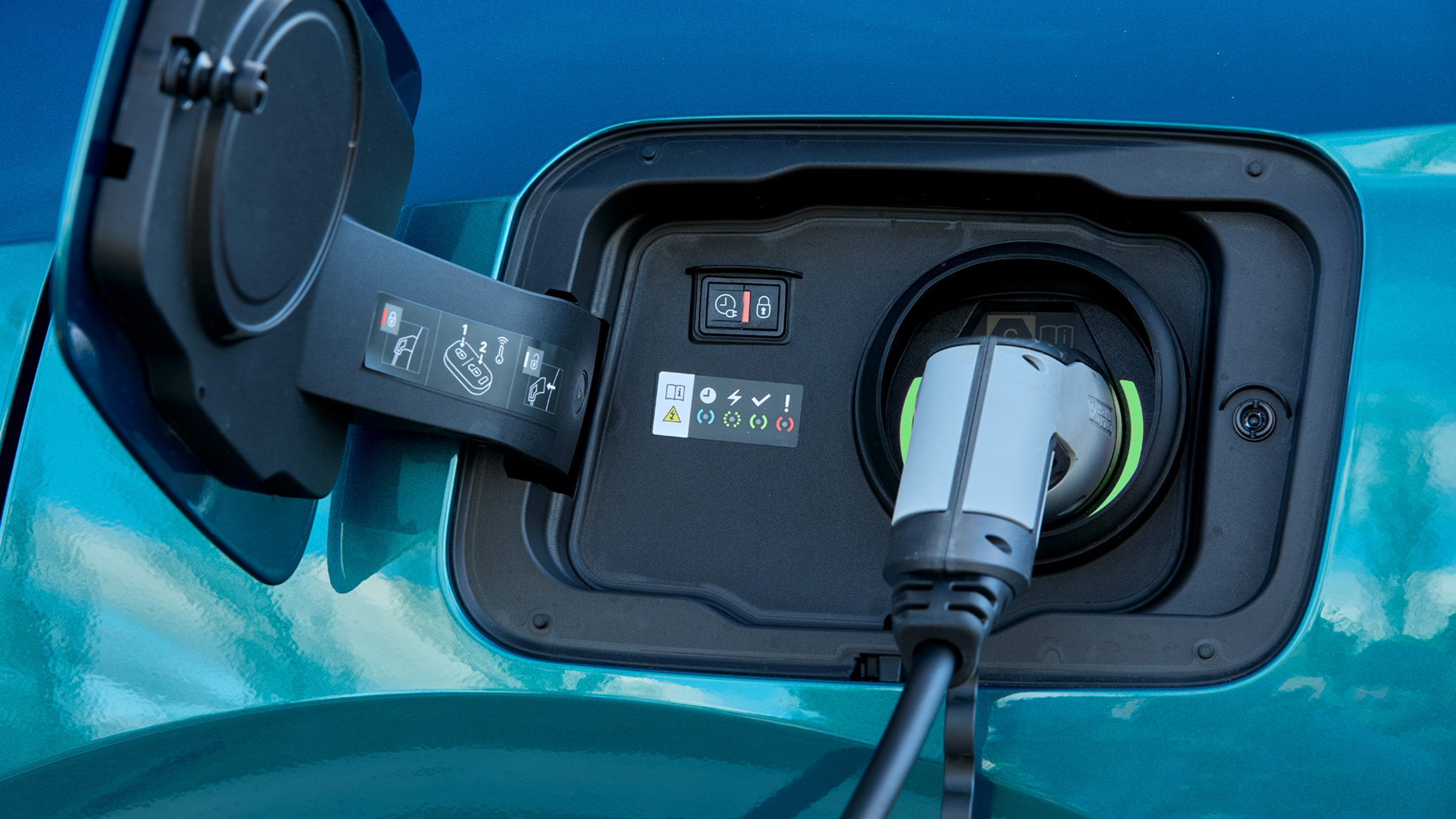 Peugeot 408 charging detail