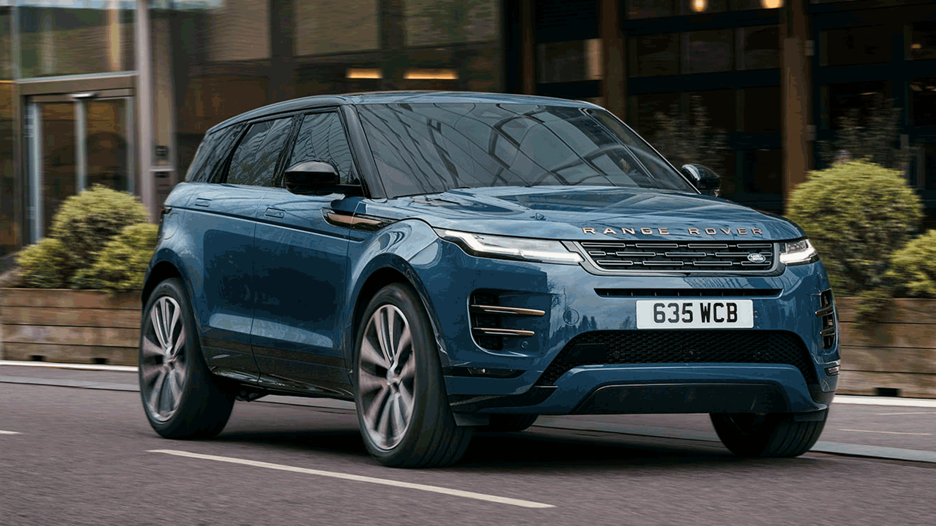 The new facelifted Range Rover Evoque has done away with interior buttons