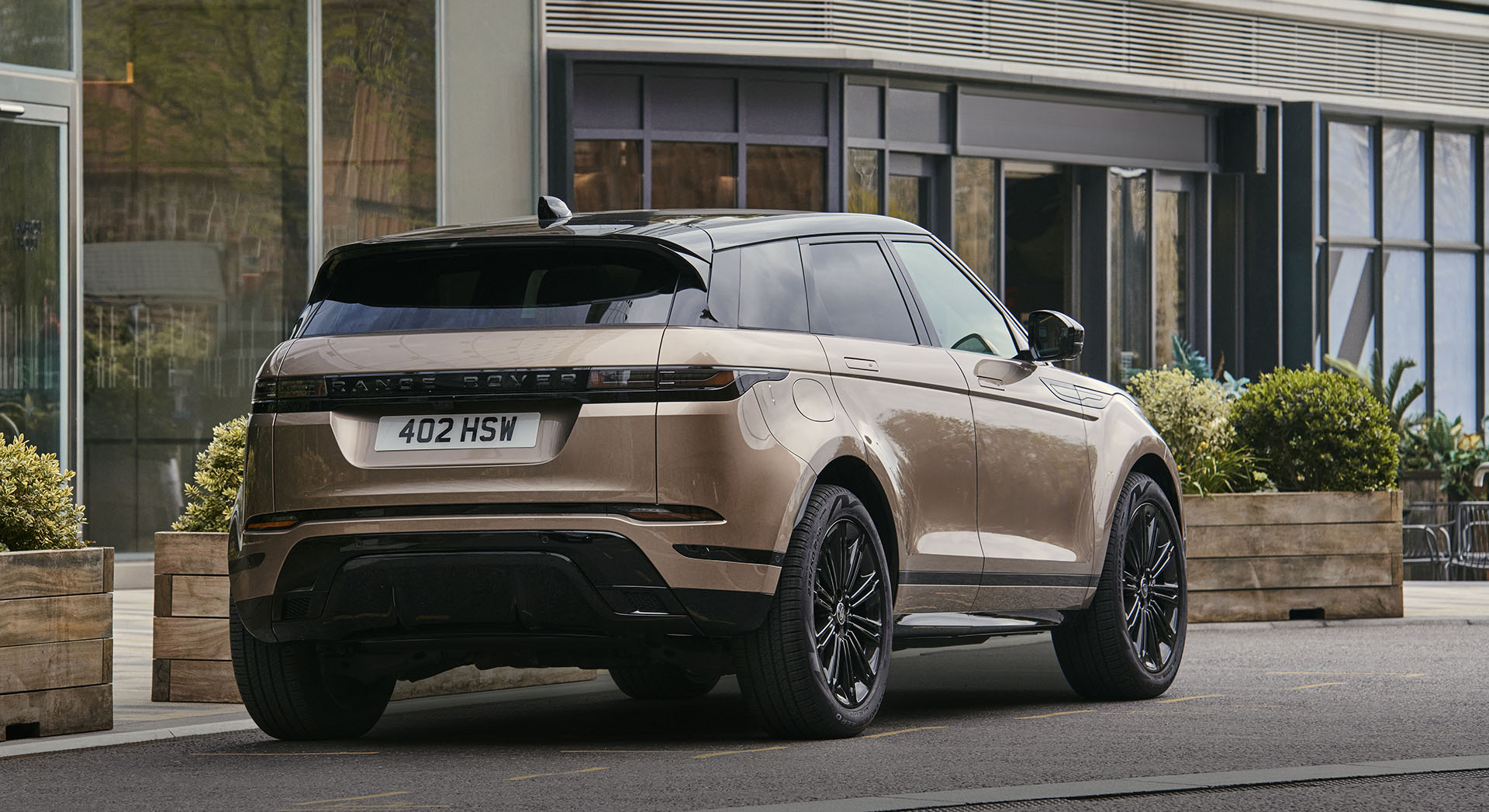 The new facelifted Range Rover Evoque has done away with interior buttons