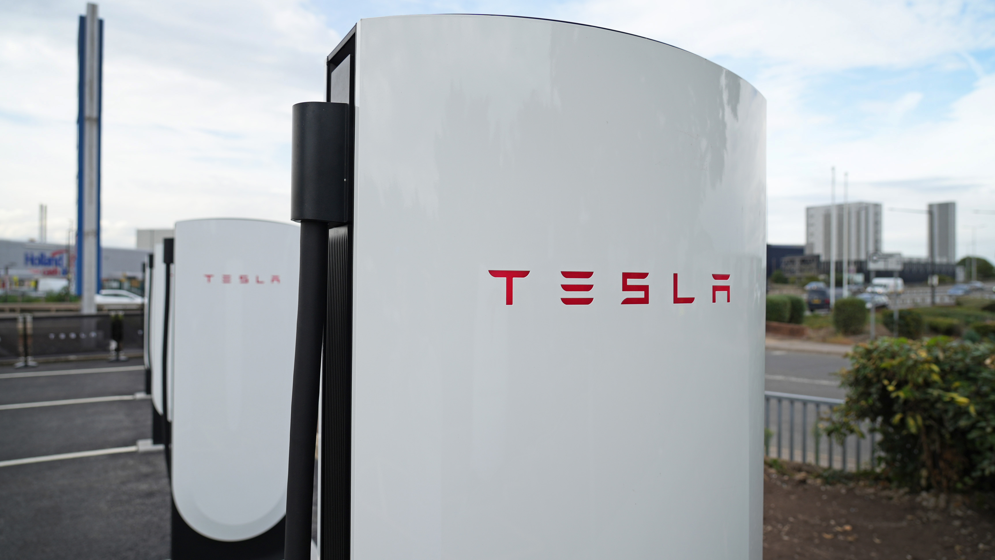 the-first-v4-tesla-supercharger-station-has-opened-in-the-uk-top-gear