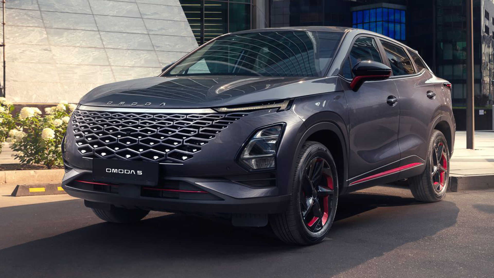 Omoda 5 in static shot on street
