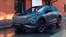 Omoda 5 in static shot on street, from front three-quarter