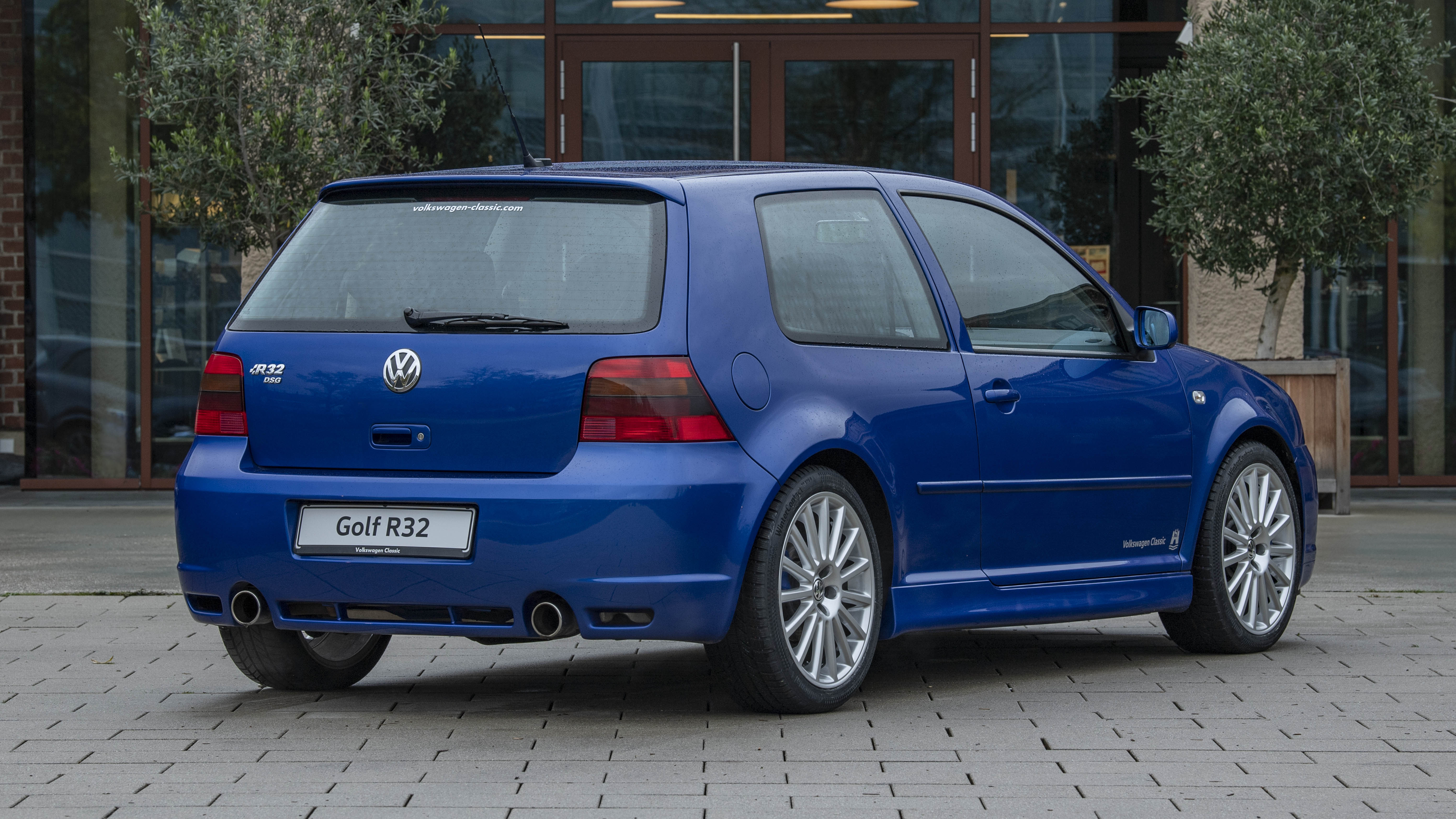 Volkswagen Golf R 20 Years (2022) vs Volkswagen Golf R32 (2002