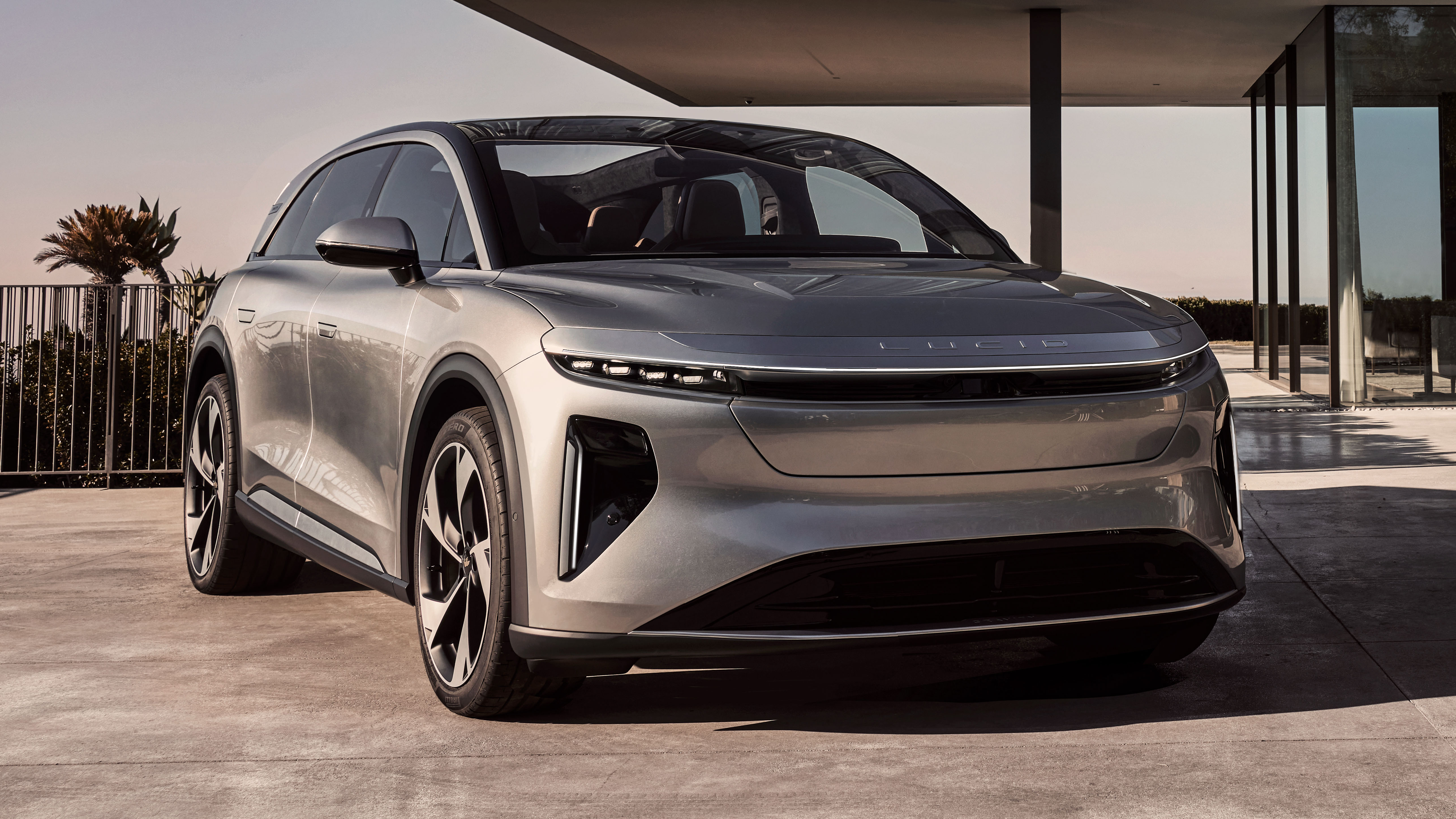 The Lucid Gravity SUV looks awesome and has 440 miles of estimated range