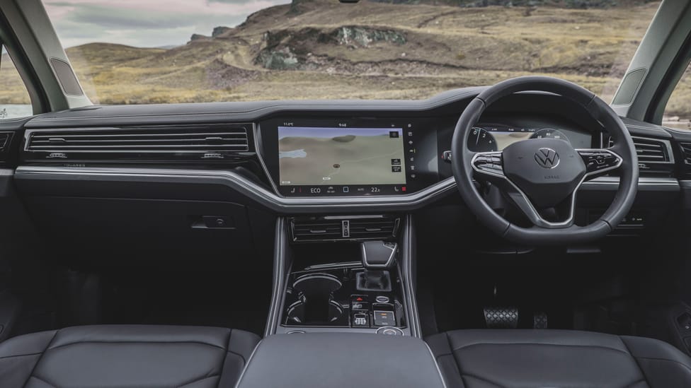 volkswagen-touareg-interior-layout-technology-top-gear