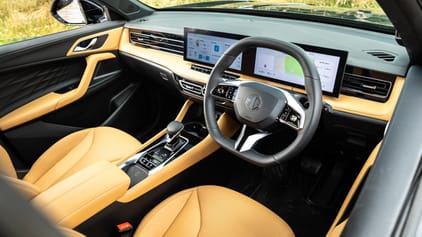 MG Motor UK HS Interior Layout & Technology | Top Gear