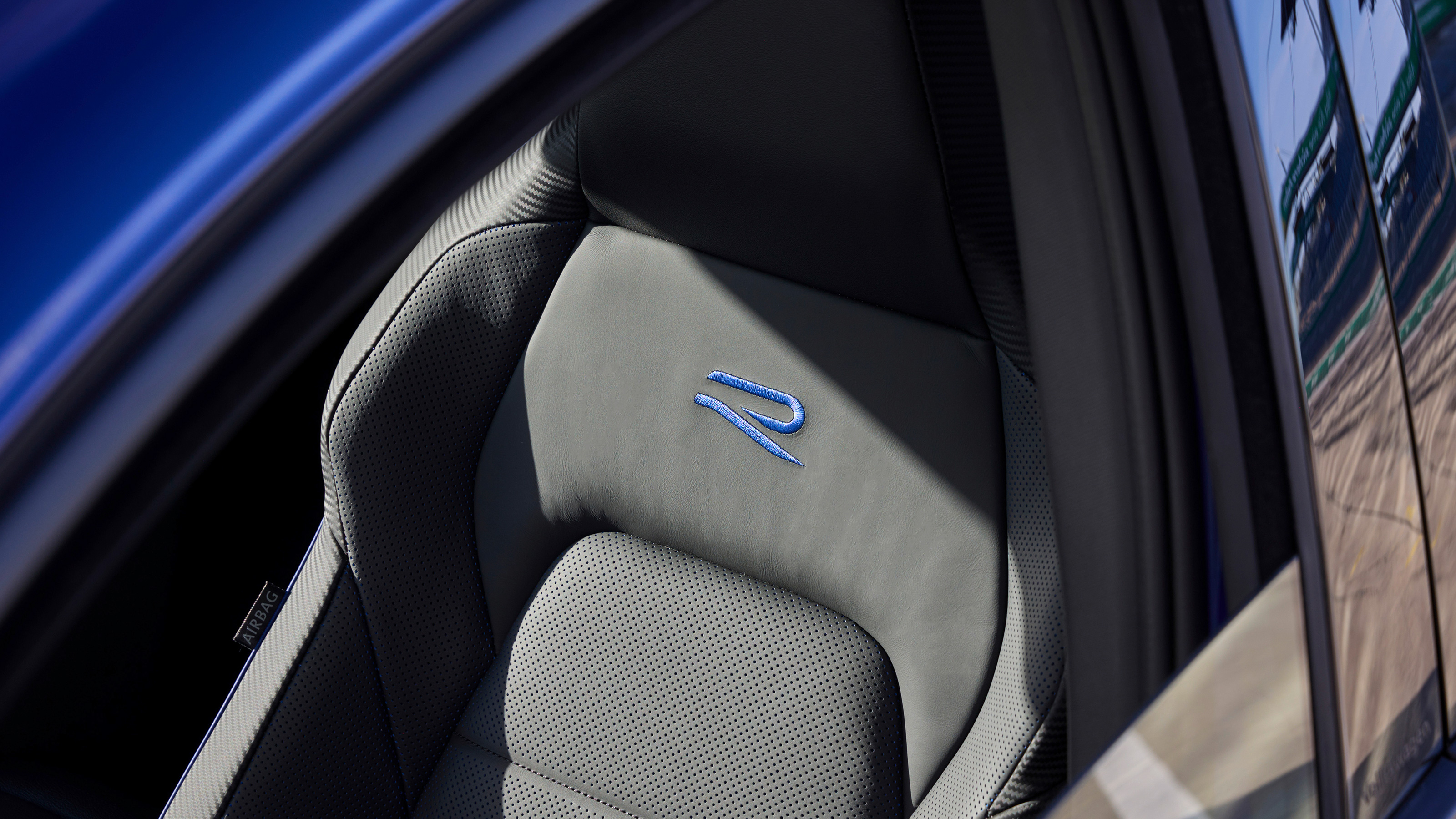 Volkswagen Golf R front seat