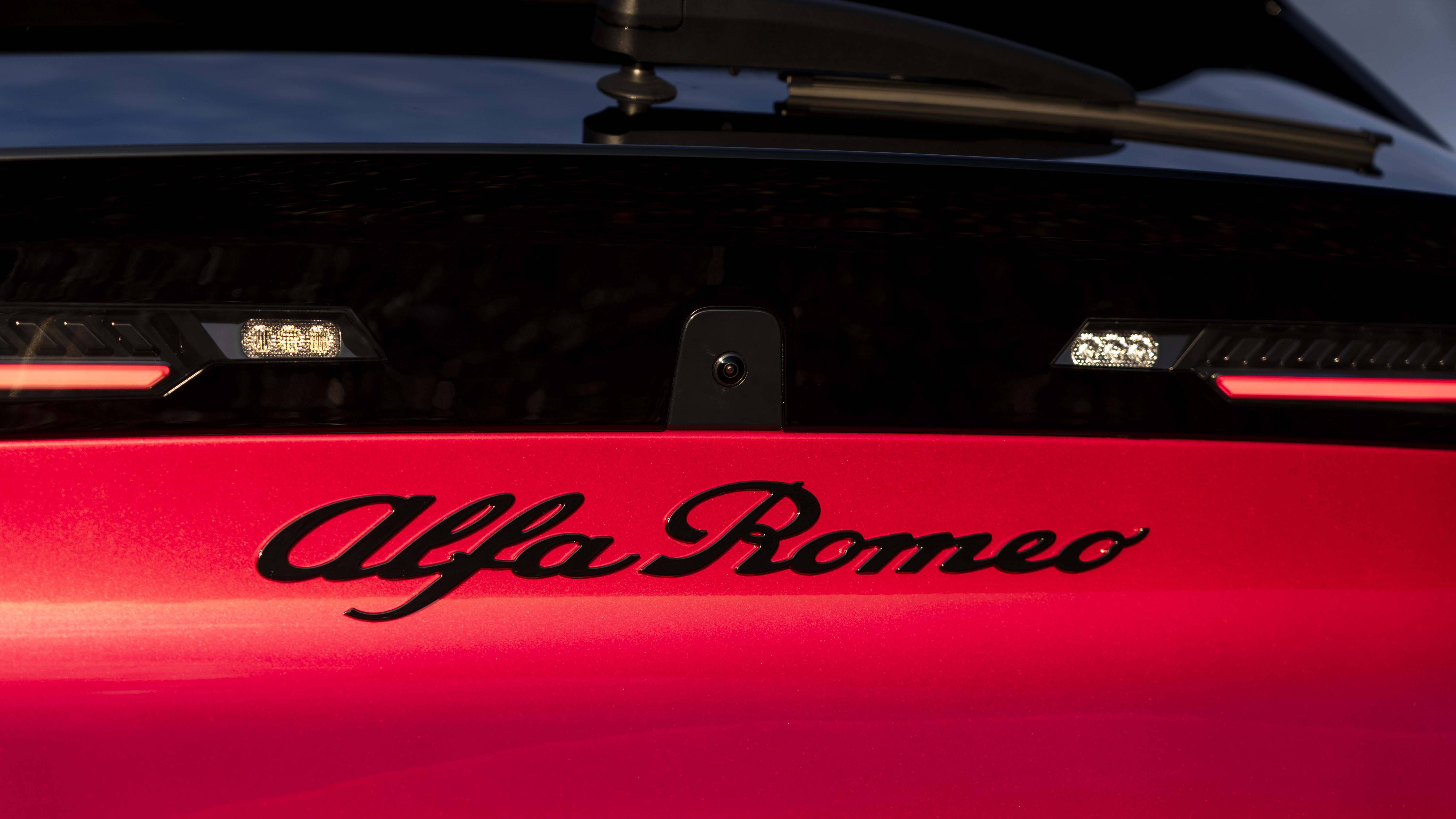 Alfa Romeo Junior Elettrica exterior badge