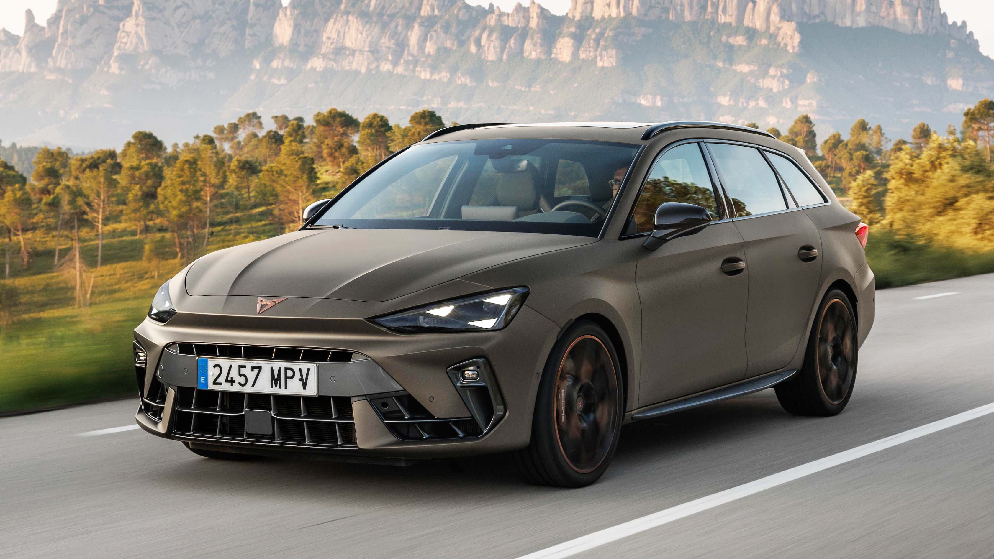Cupra Leon Sportstourer exterior front three quarter dynamic