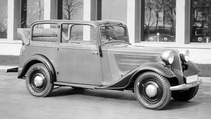 BMW 319 Convertible Sedan from 1935 static shot in front of some windows