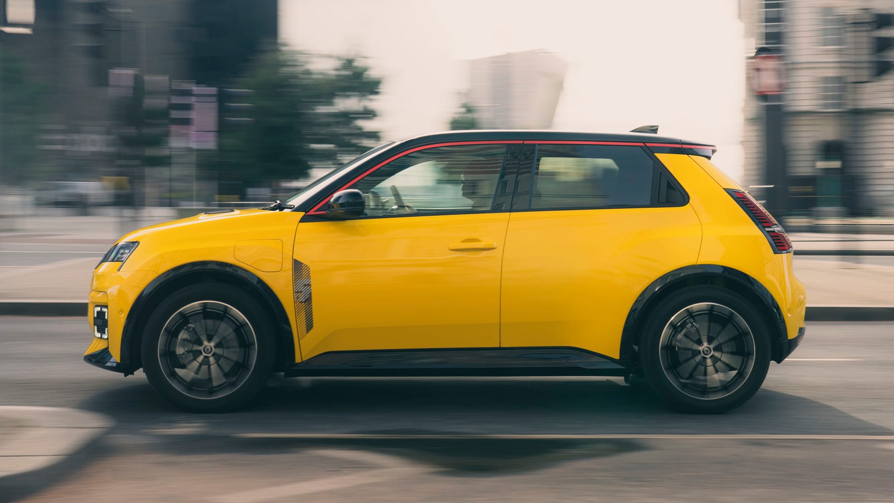 Renault 5 performance view showing quick acceleration and efficient power