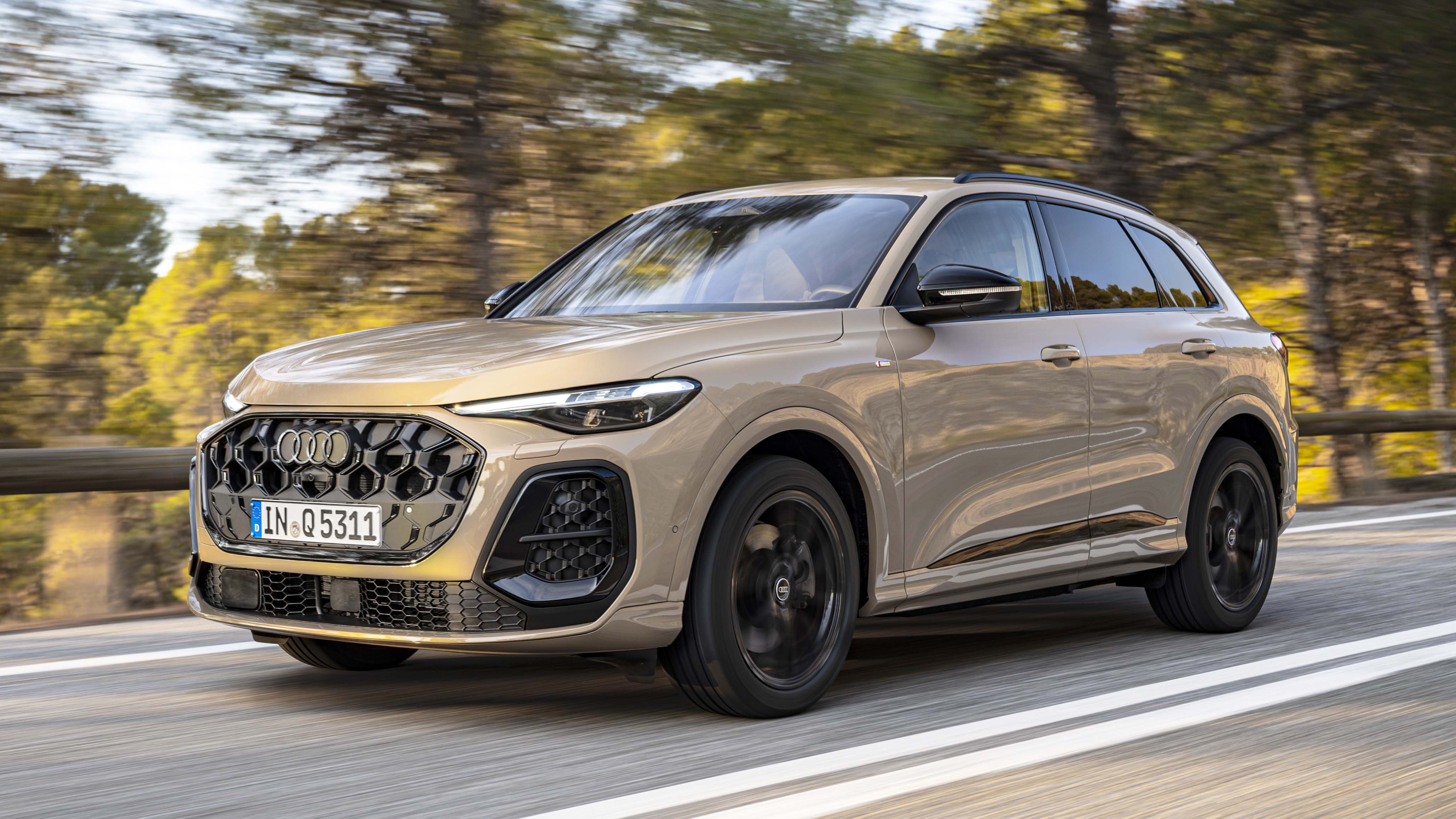 Audi Q5 exterior front three quarter dynamic