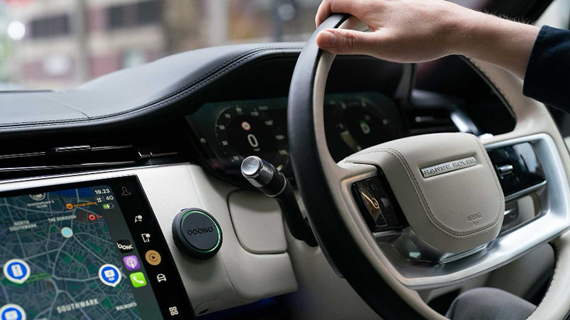 OOONO traffic safety device on the dashboard of a Range Rover