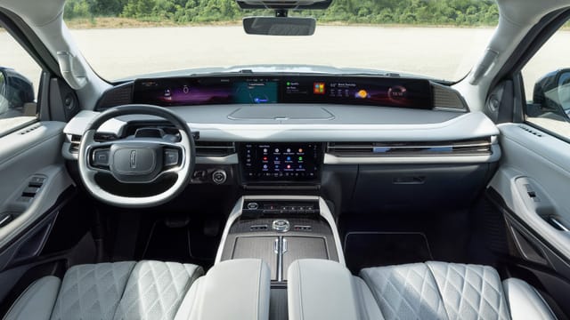 Lincoln Navigator Driving, Engines & Performance | Top Gear