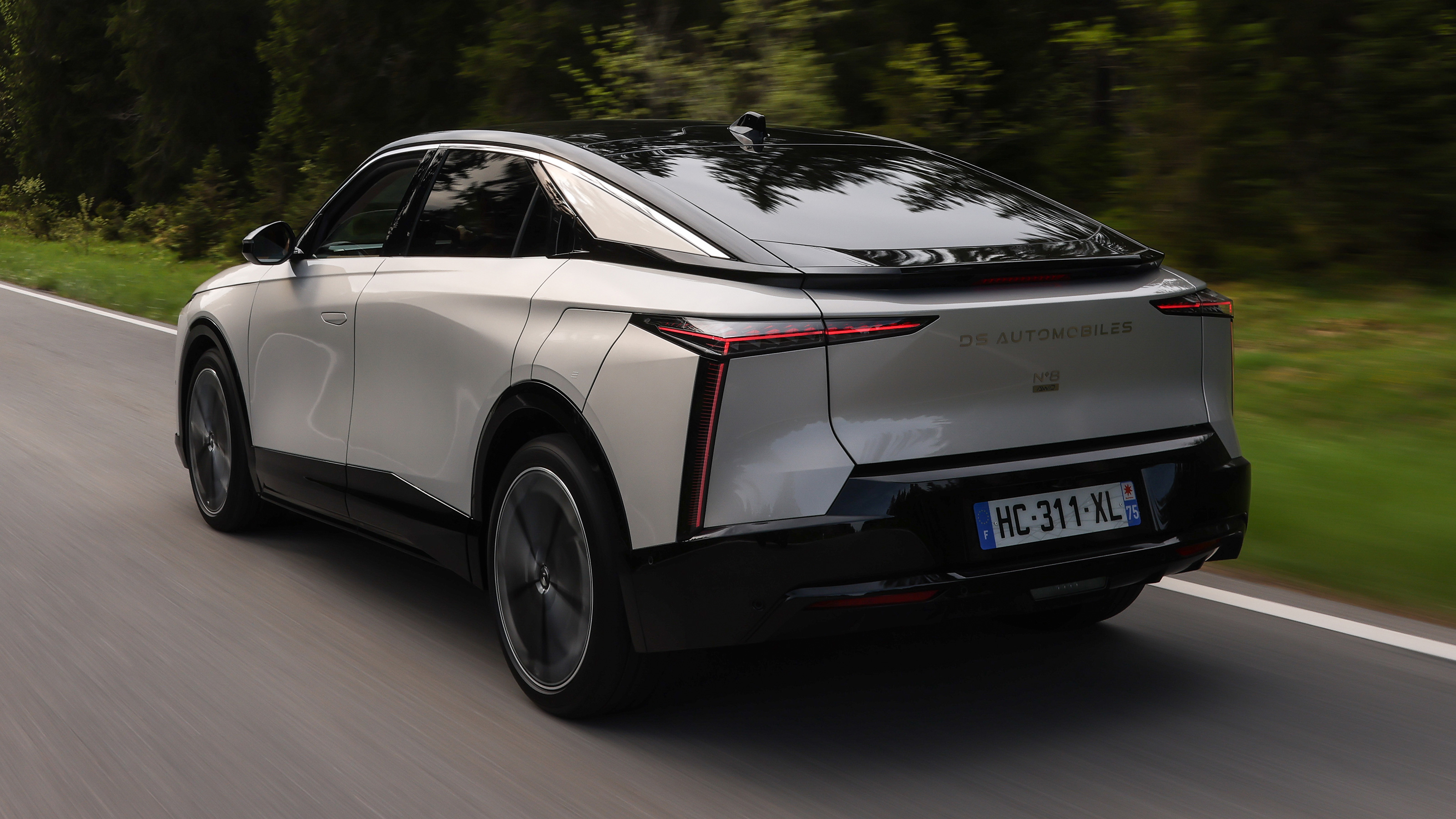 DS No 8 exterior rear three quarter dynamic