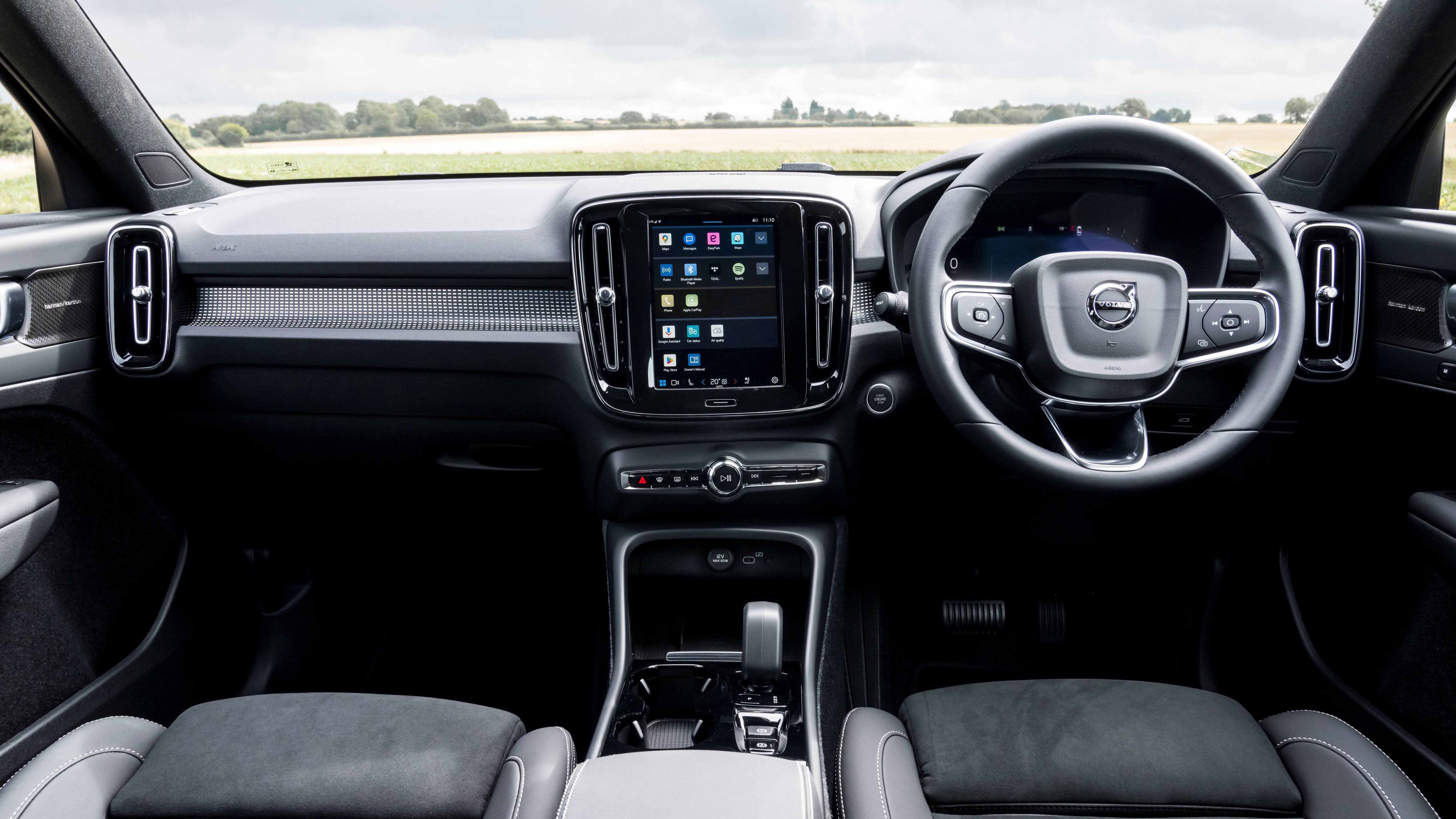 Volvo XC40 interior front 