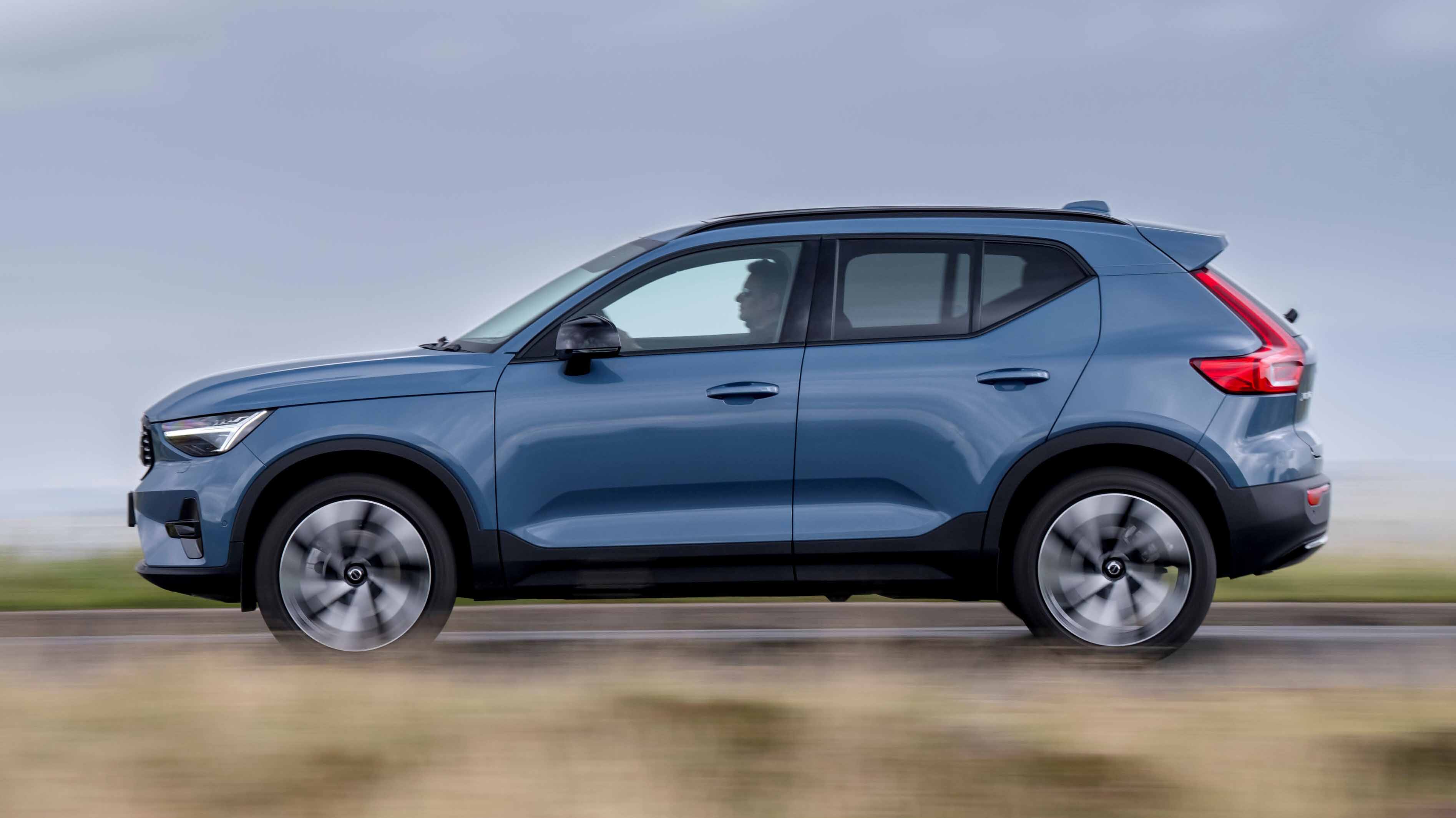 Volvo XC40 exterior side dynamic