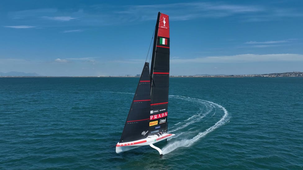 Alfa Romeo Luna Rossa boat