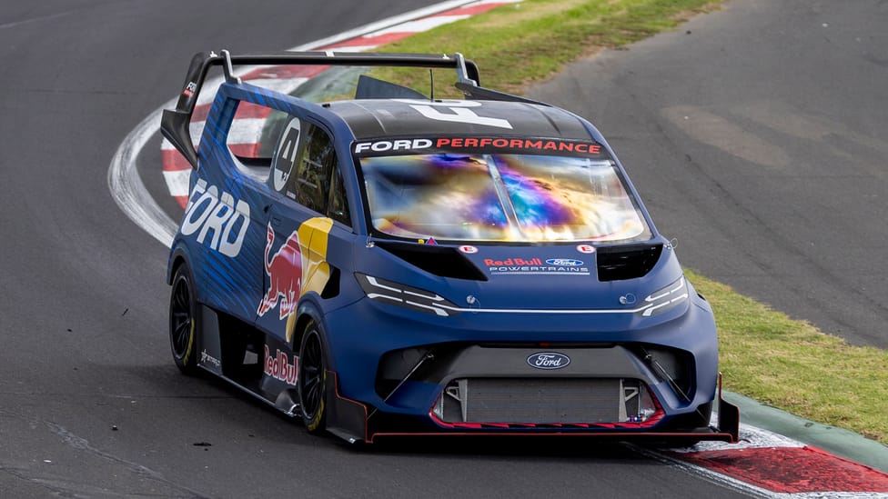 Ford Transit SuperVan 4.2 Nurburgring record