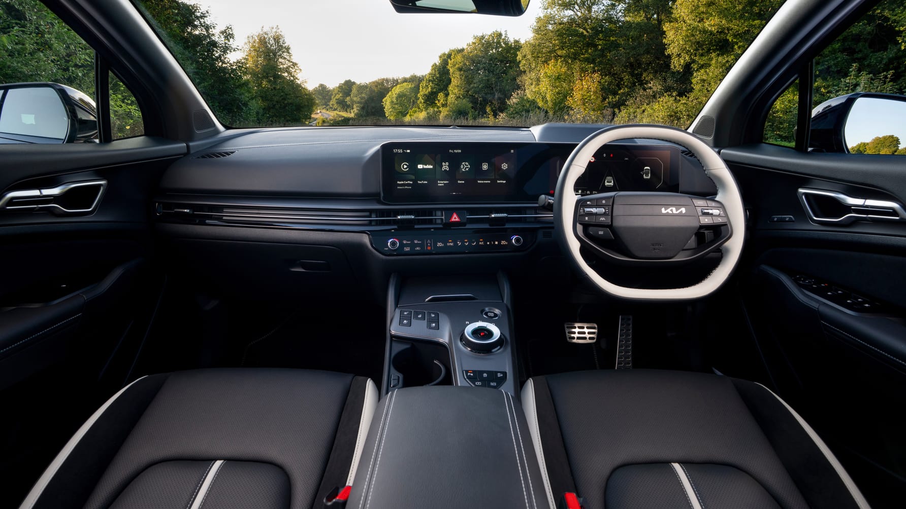 Kia Sportage Interior Layout & Technology | Top Gear