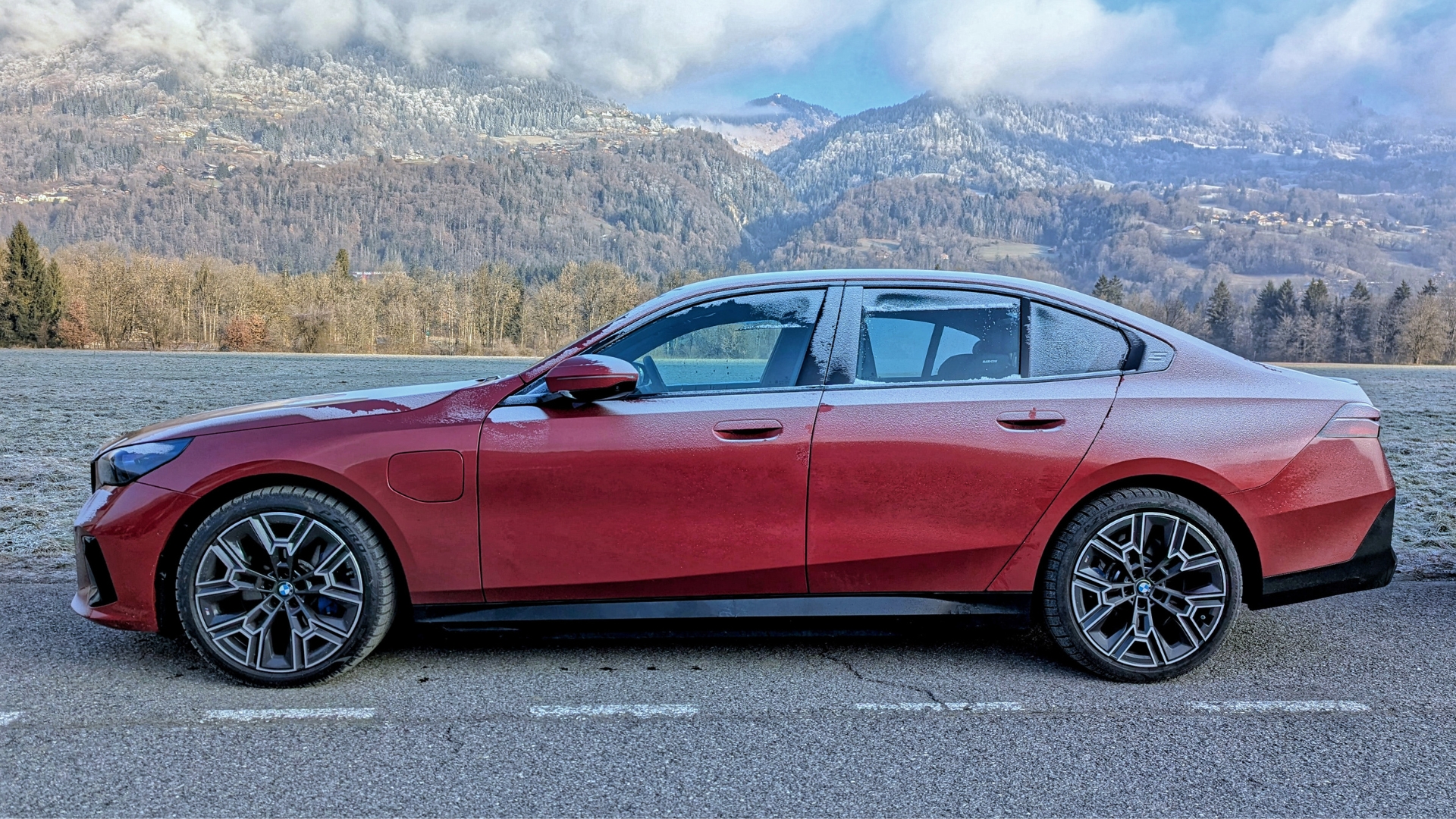 BMW 550e xDrive M Sport Pro parked outside with covering frost