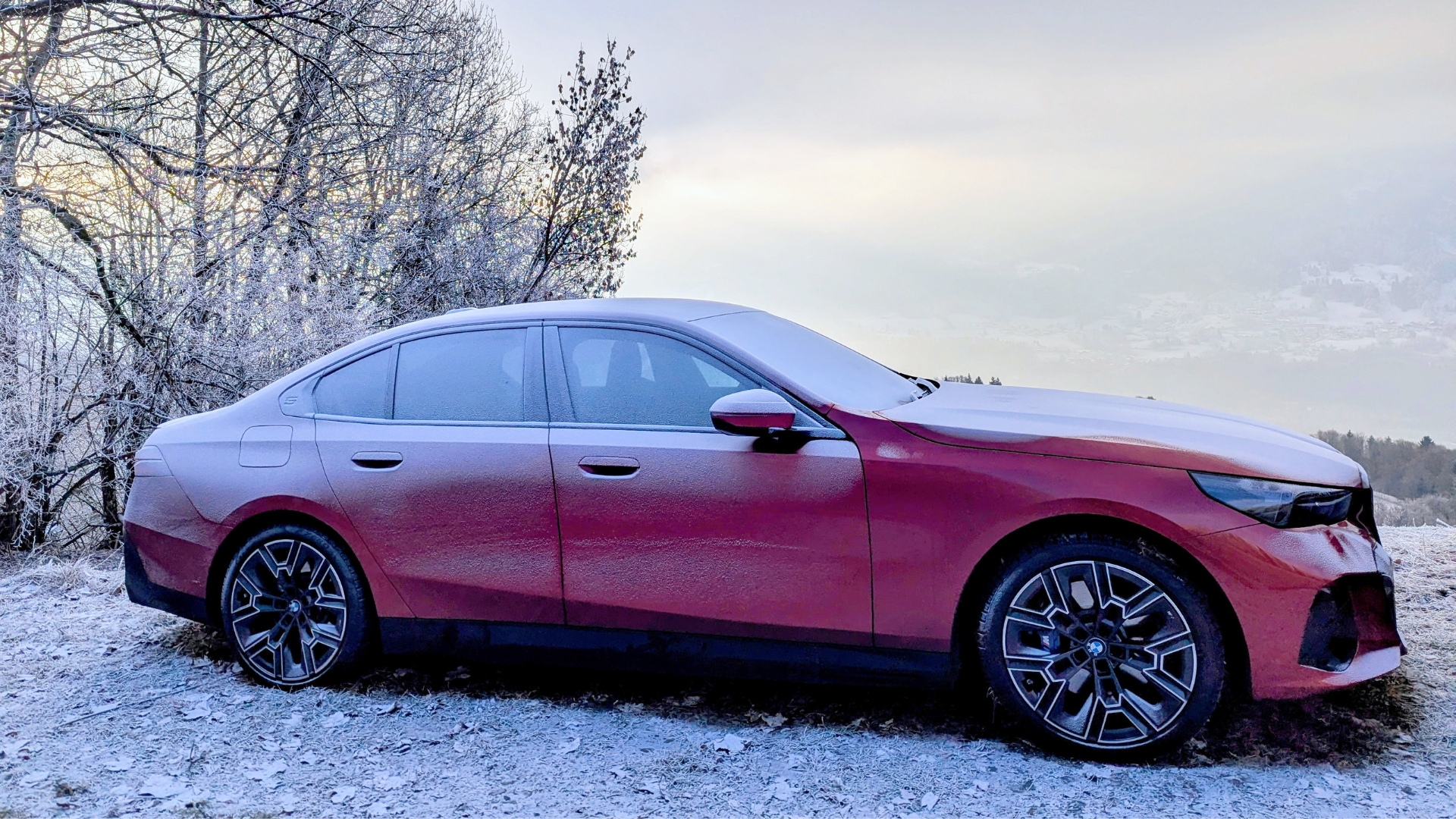 BMW 550e xDrive M Sport Pro parked outside with covering frost