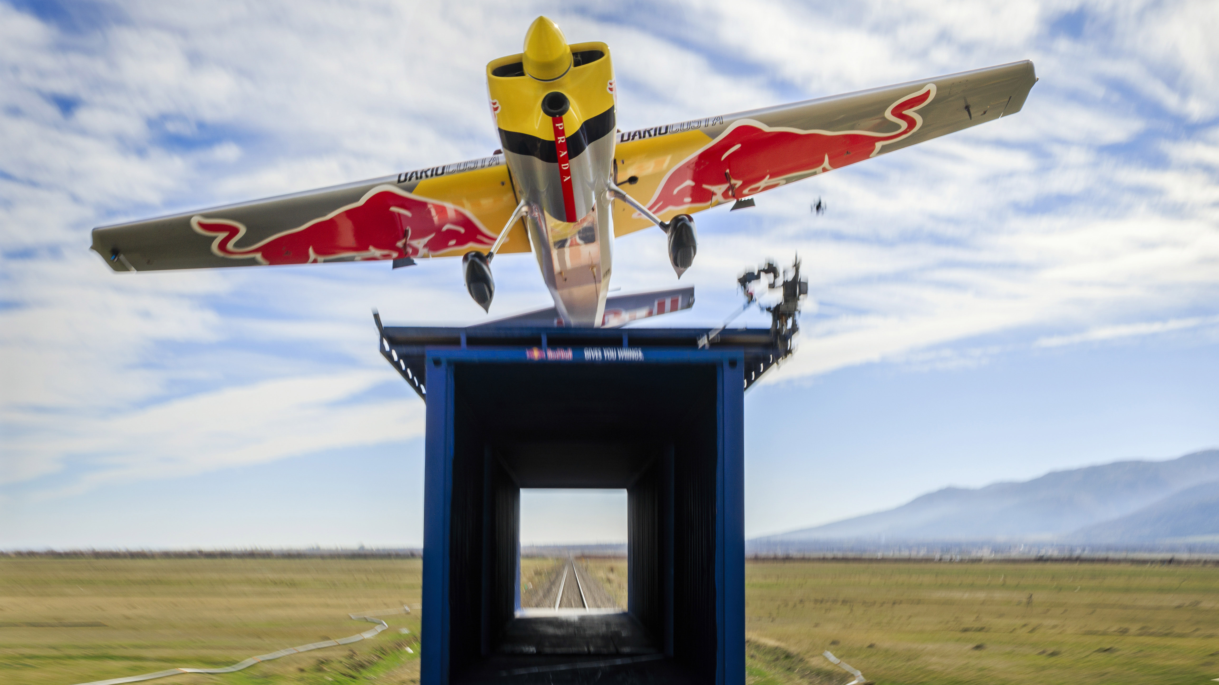 Rimac Nevera R ayuda a un avión a aterrizar sobre un tren que va a 120 Km/h - Autocosmos