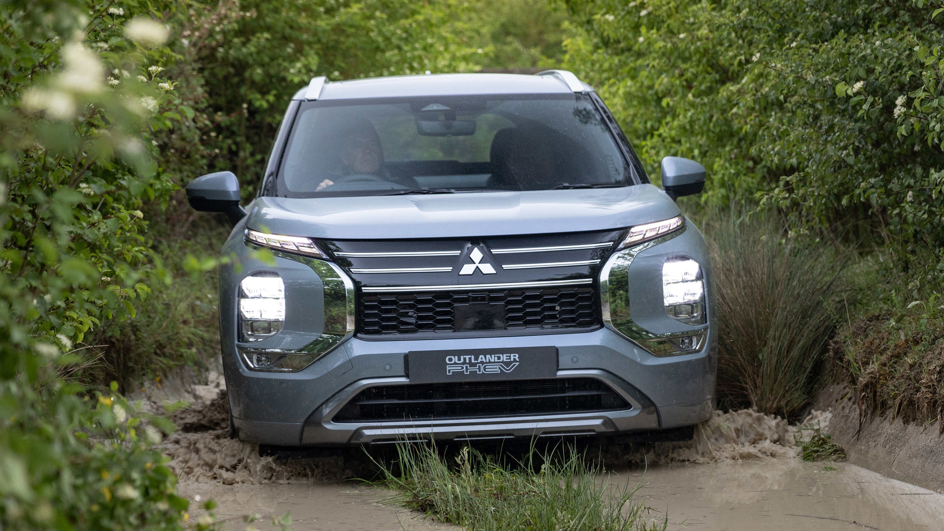 Mitsubishi Outlander PHEV front