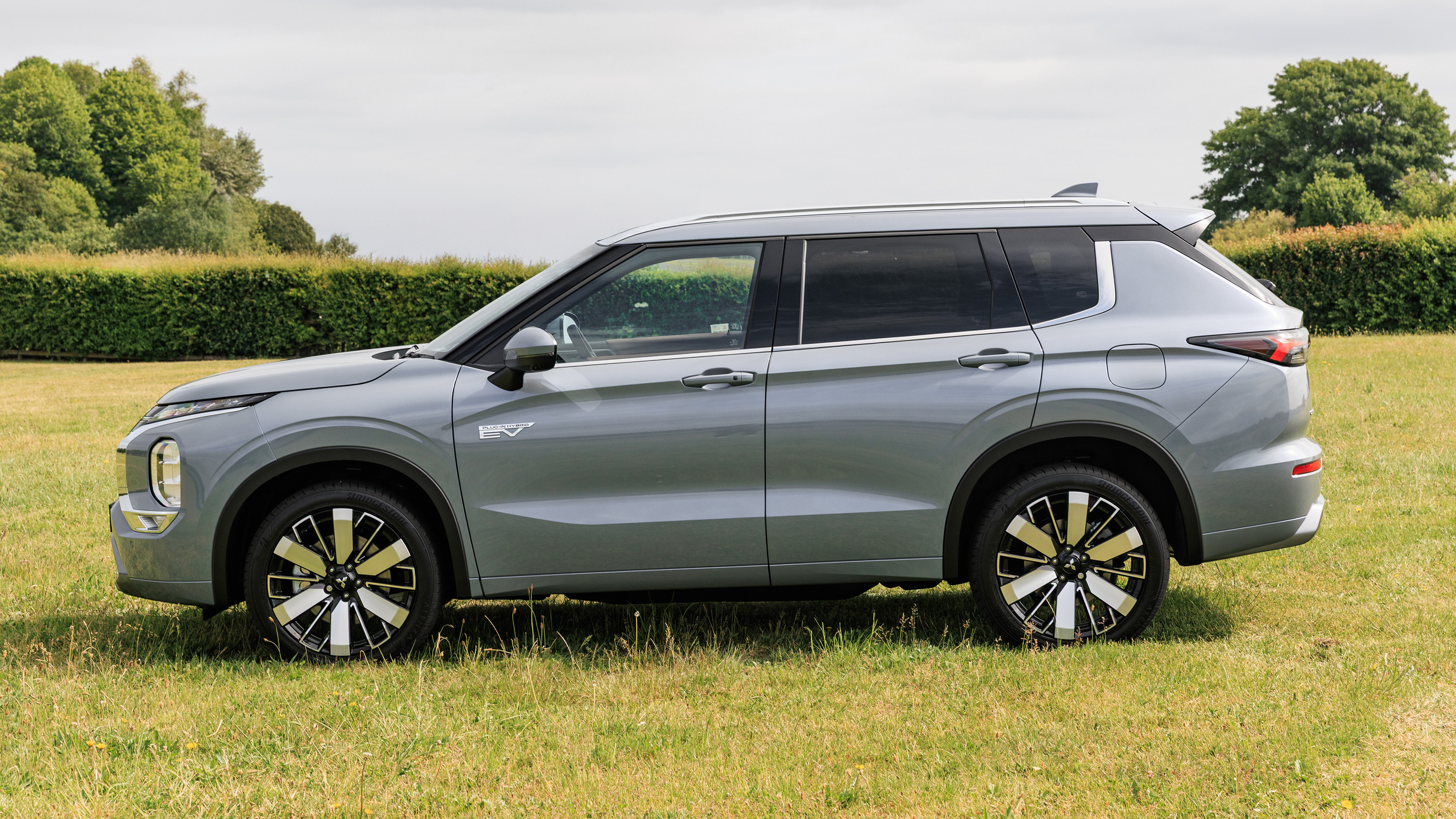 Mitsubishi Outlander PHEV profile