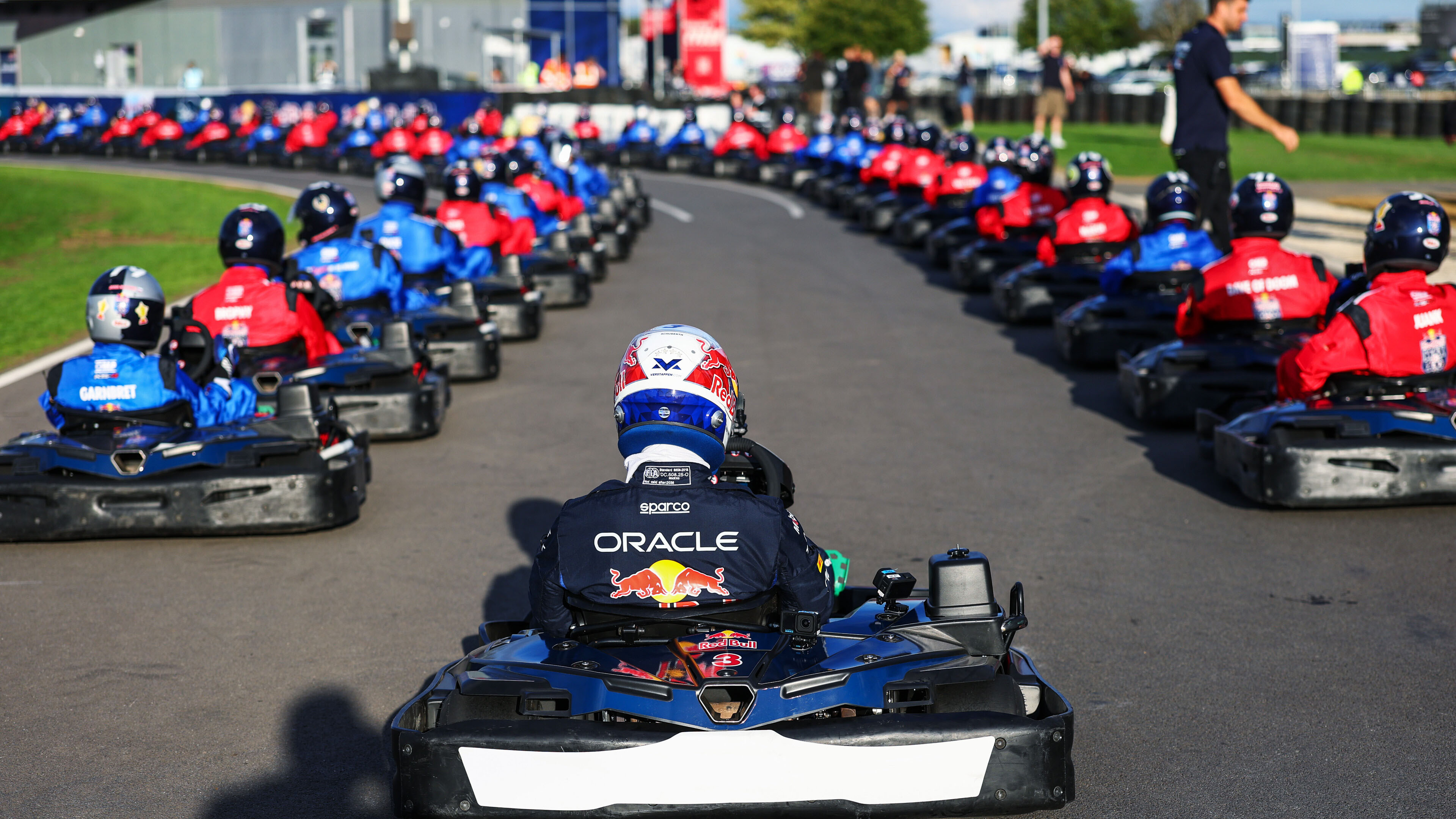 Max Verstappen vs 100 go-karters 2026