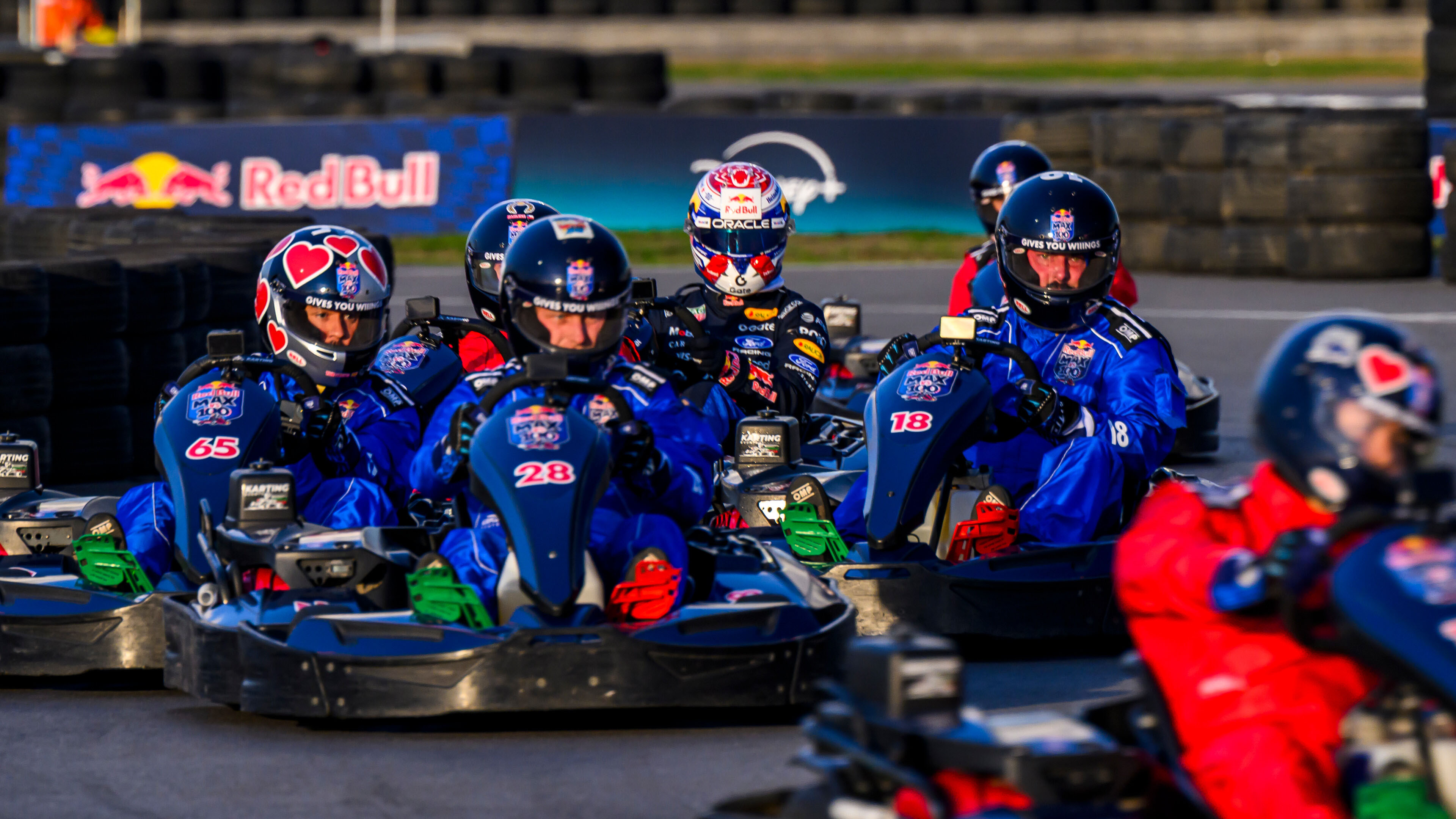 Max Verstappen vs 100 go-karters 2026