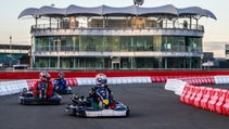 Max Verstappen vs 100 go-karters 2026