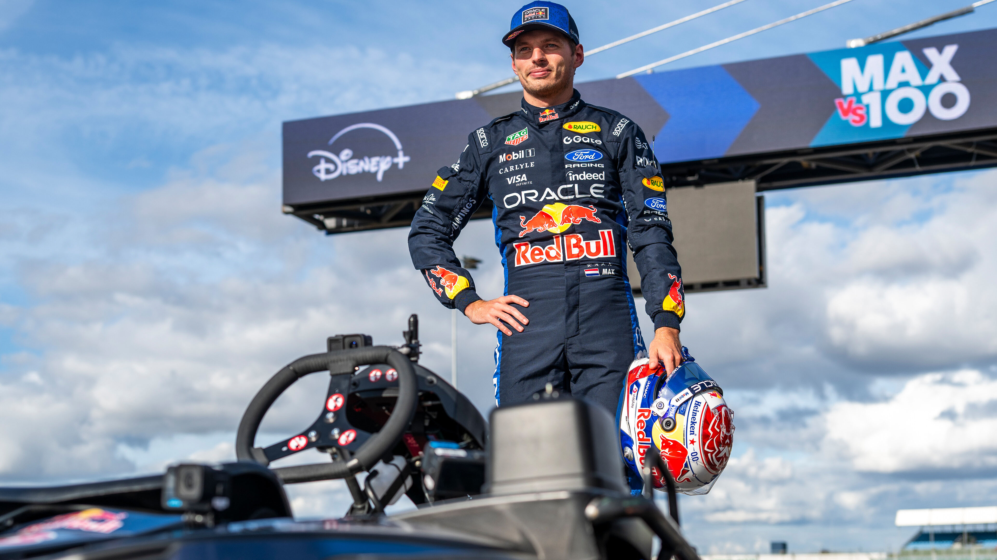 Max Verstappen vs 100 go-karters 2026