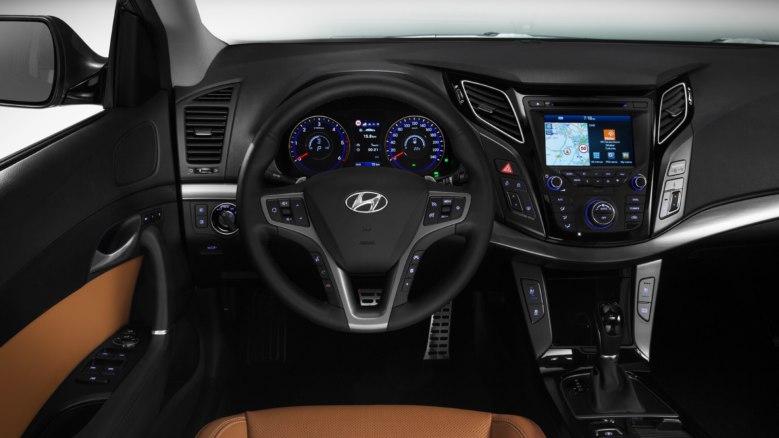 buyers_guide_-_hyundai_i40_2014_-_interior.jpg