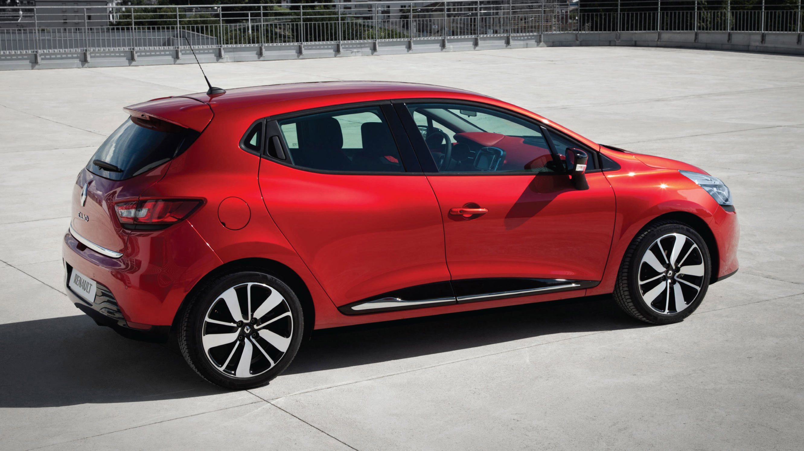 buyers_guide_-_renault_clio_2014_-_rear_quarter.jpg