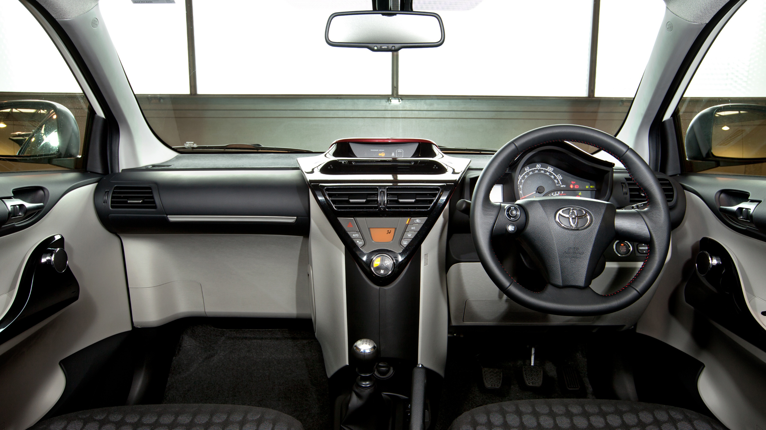 buyers_guide_-_toyota_iq_2014_-_interior.jpg