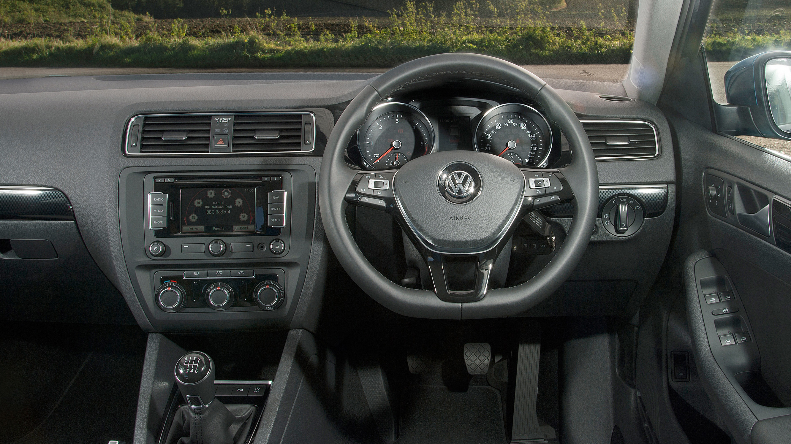 buyers_guide_-_volkswagen_jetta_2014_-_interior.jpg