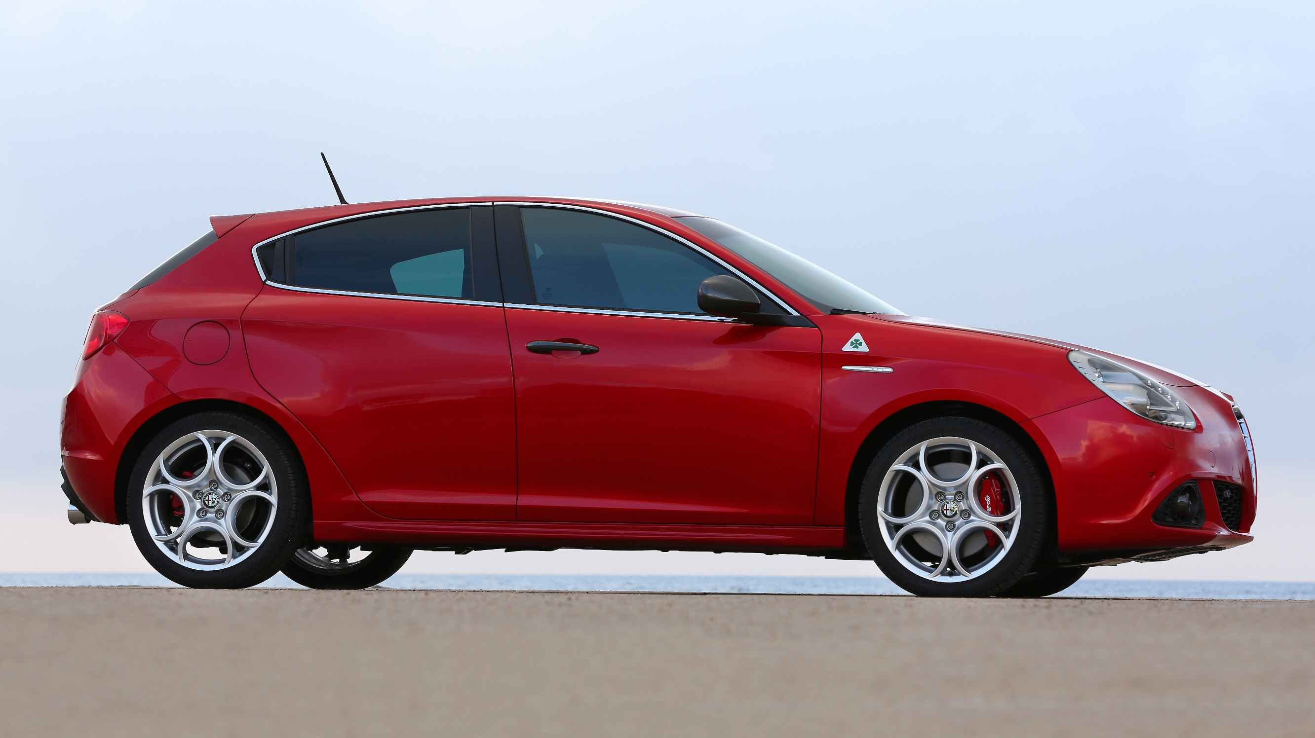 Alfa Romeo Giulietta red side